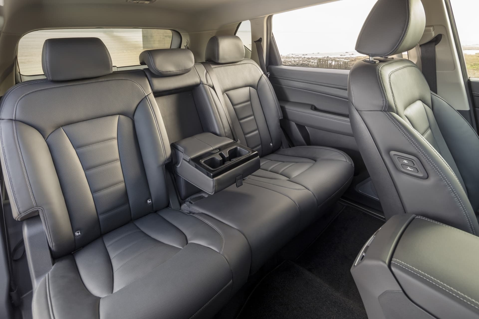 Asientos traseros del Rexton, destacando su comodidad y espacio.