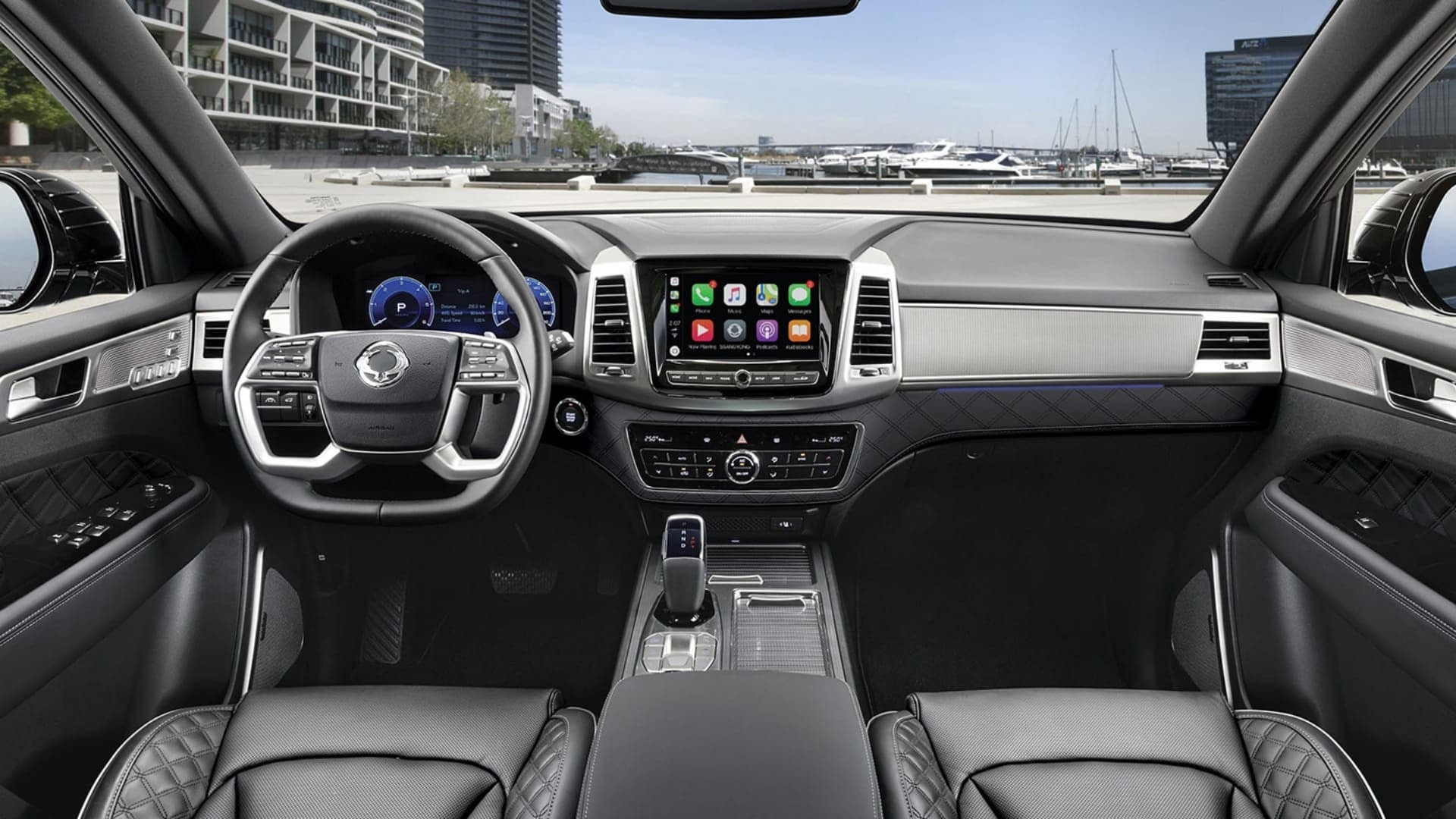 Vista del habitáculo del Rexton, destacando la calidad de materiales y diseño.