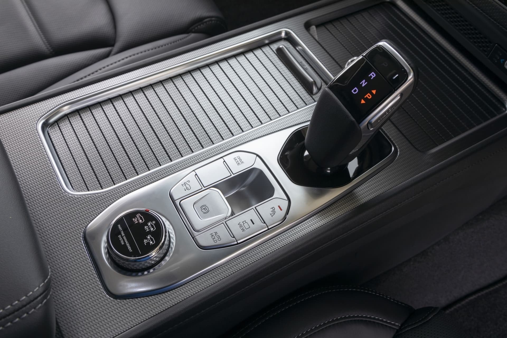 Palanca de cambios rodeada por diseño elegante y funcionalidades adicionales.