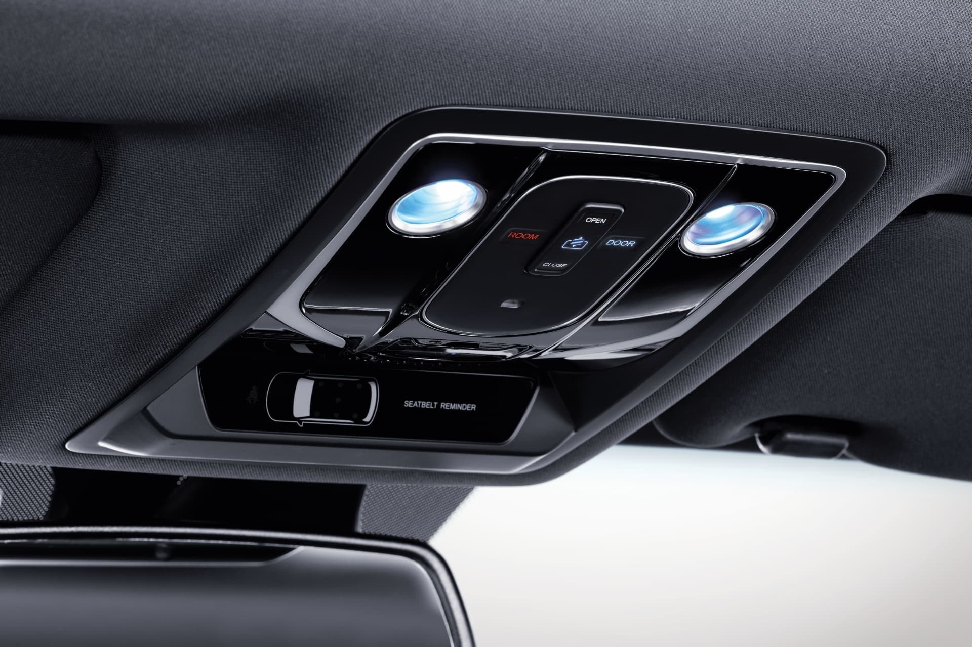 Controles de techo solar y luces de mapa en el SsangYong Rexton, detalles de alta gama.