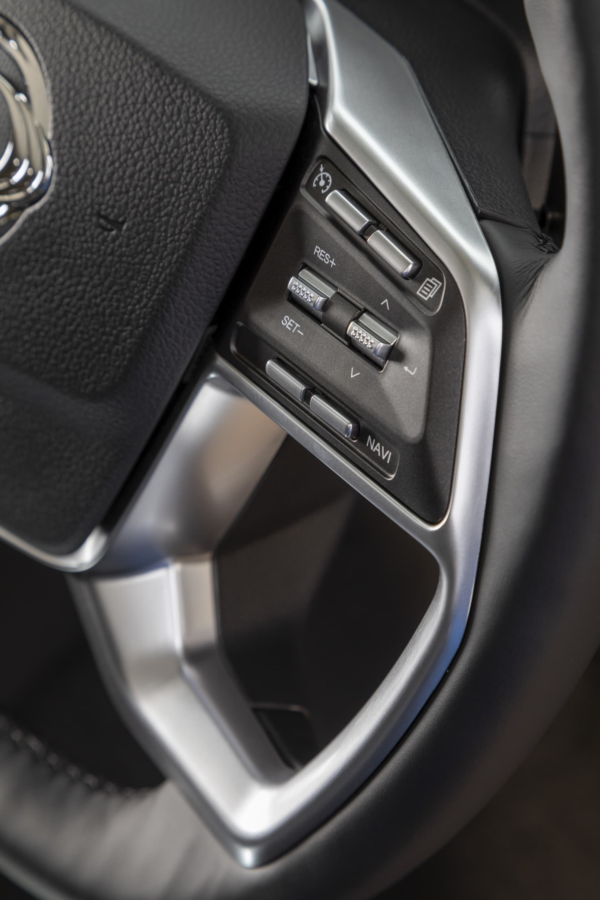 Controles ergonómicos en el volante que facilitan la conducción.