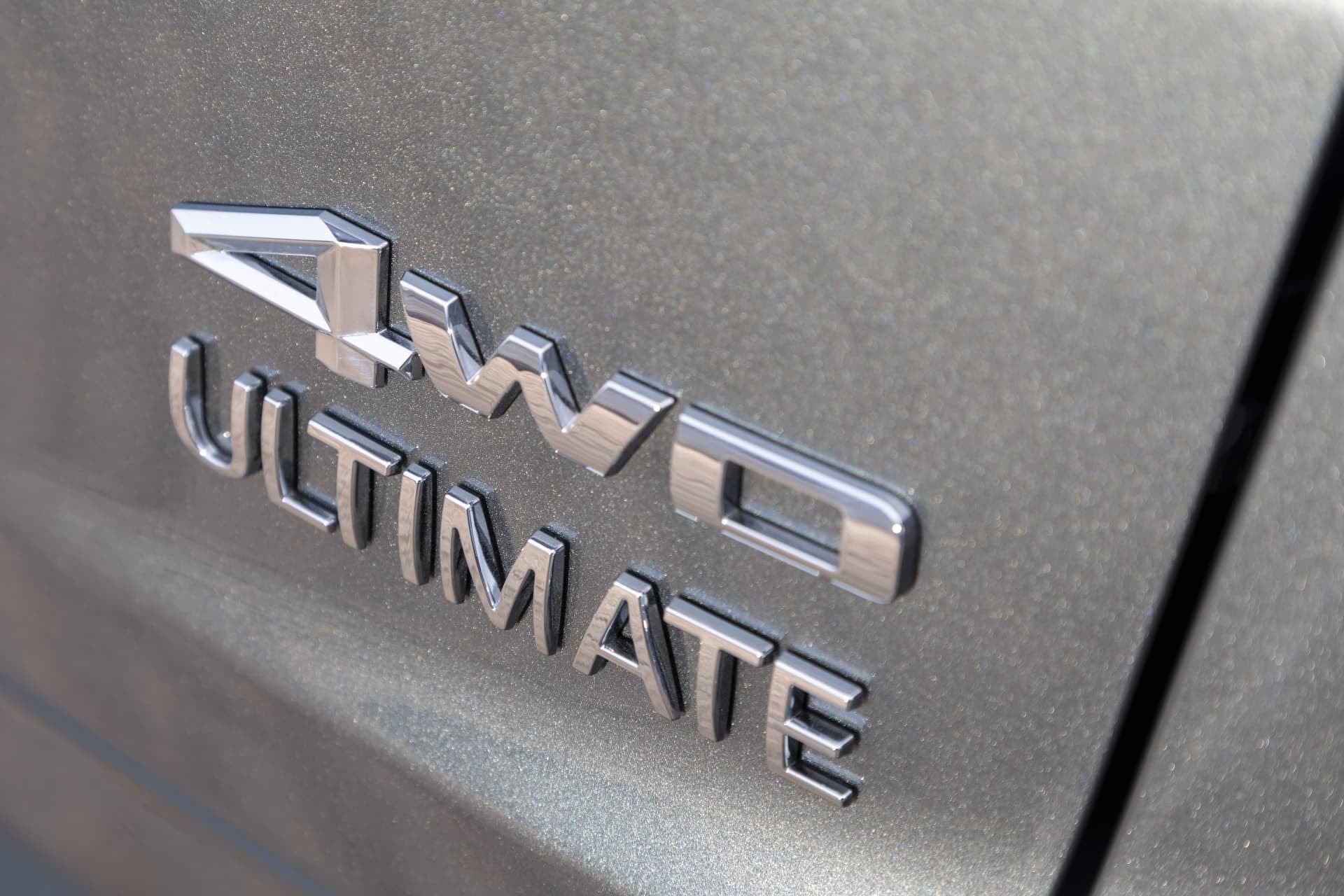 Emblema que indica la tracción 4WD ULTIMATE, promesa de capacidad todoterreno.