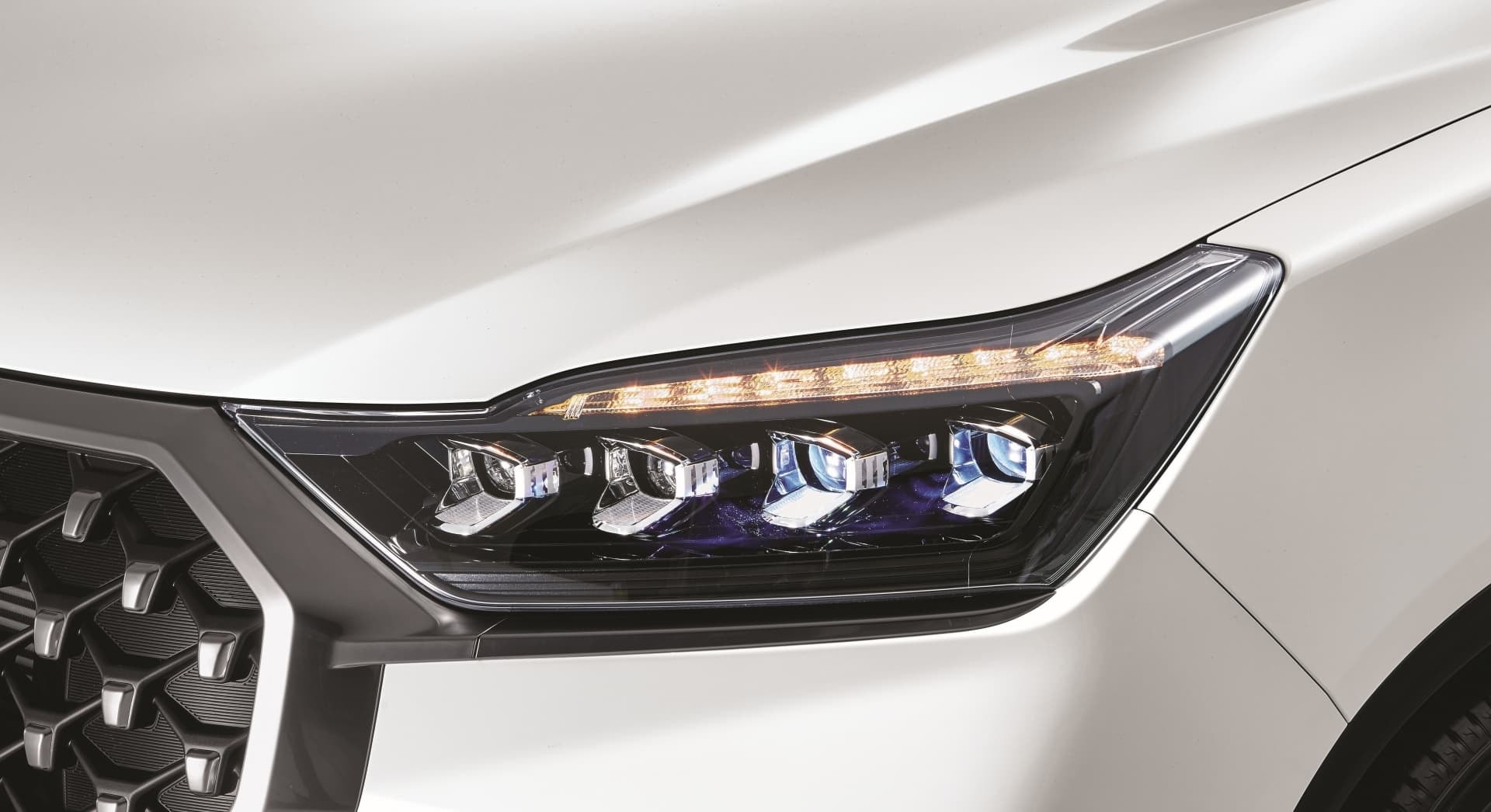 Primer plano del faro LED del SsangYong Rexton, subrayando la tecnología de iluminación avanzada.