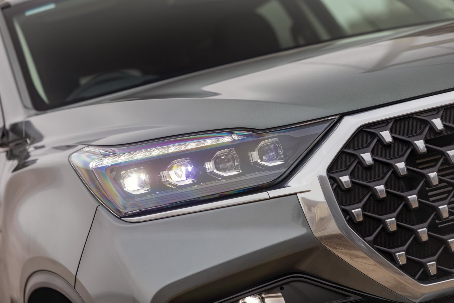 Primer plano del foco delantero del SsangYong Rexton, con tecnología LED.