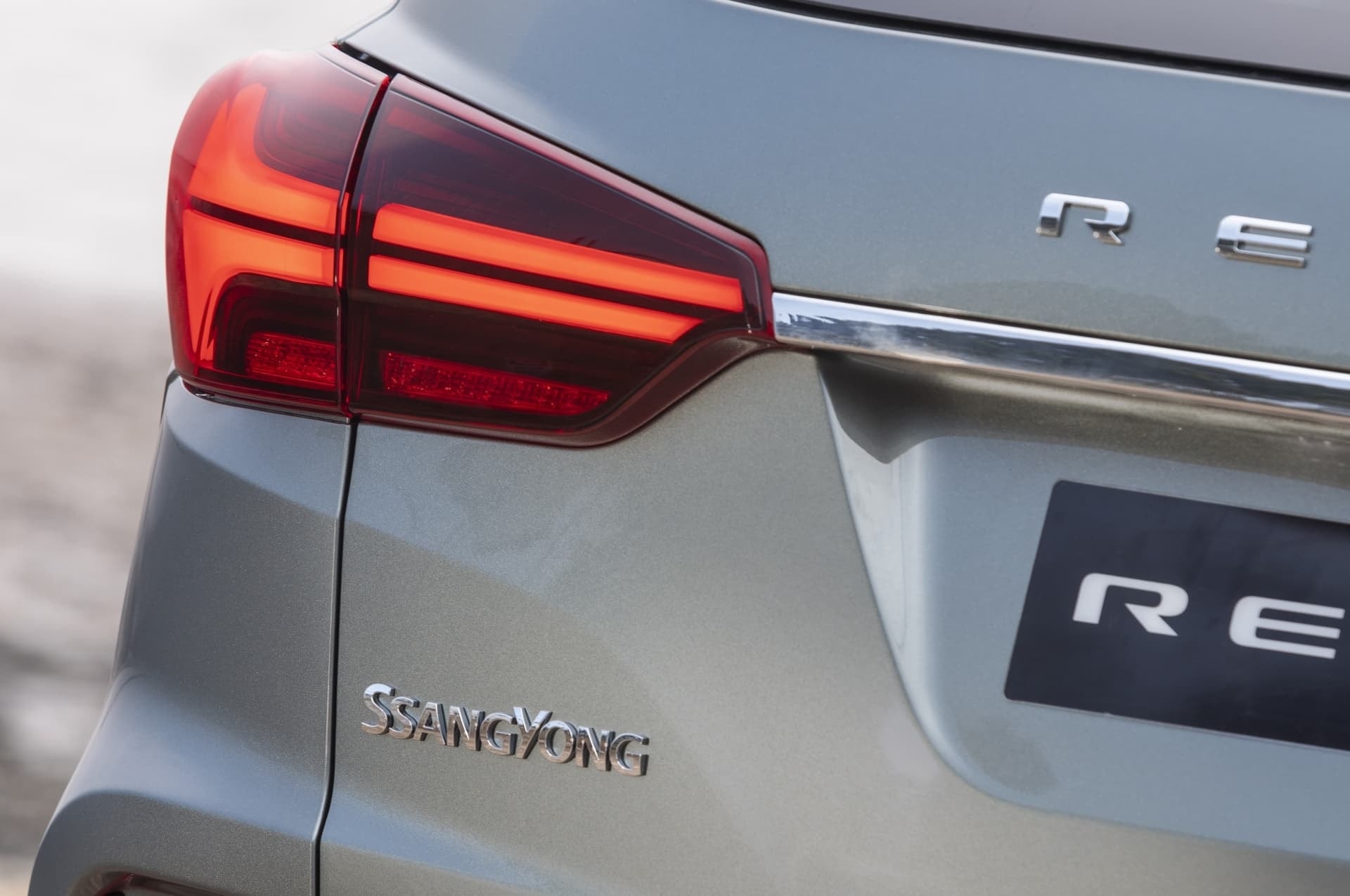 Detalle del foco trasero del SsangYong Rexton, diseño moderno y funcional.
