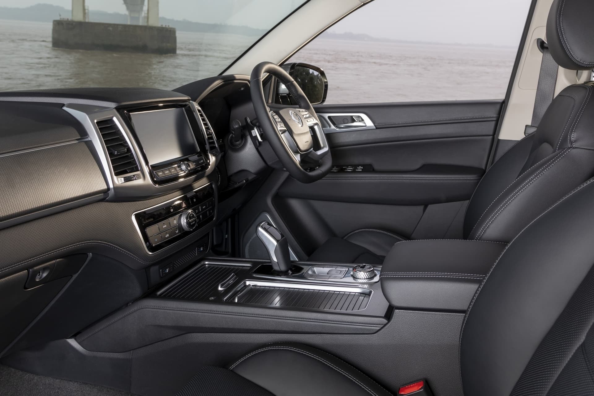 Vista del lujoso habitáculo delantero del SsangYong Rexton.