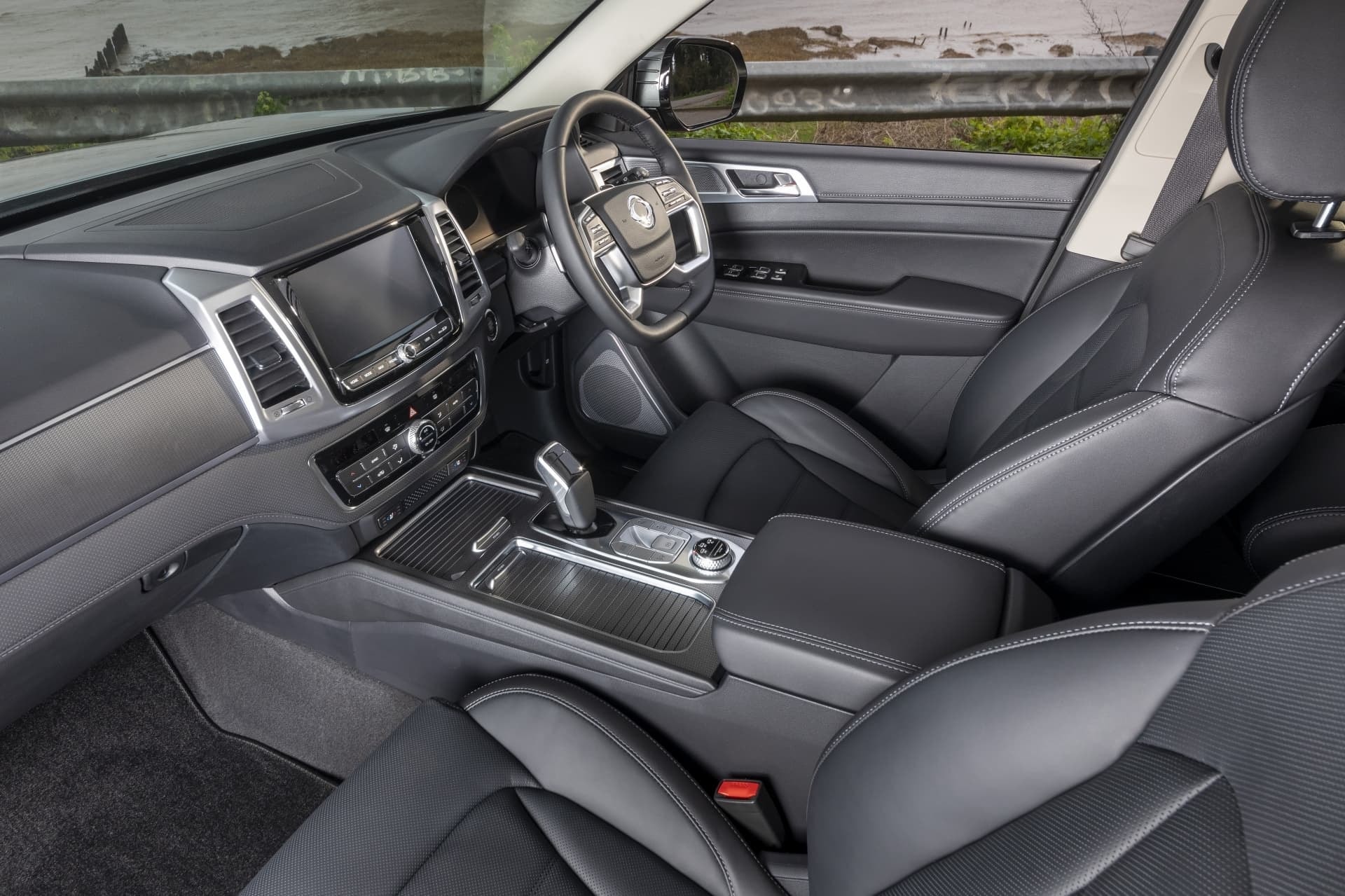 Detalle de los asientos de cuero y centro de mando del Rexton.