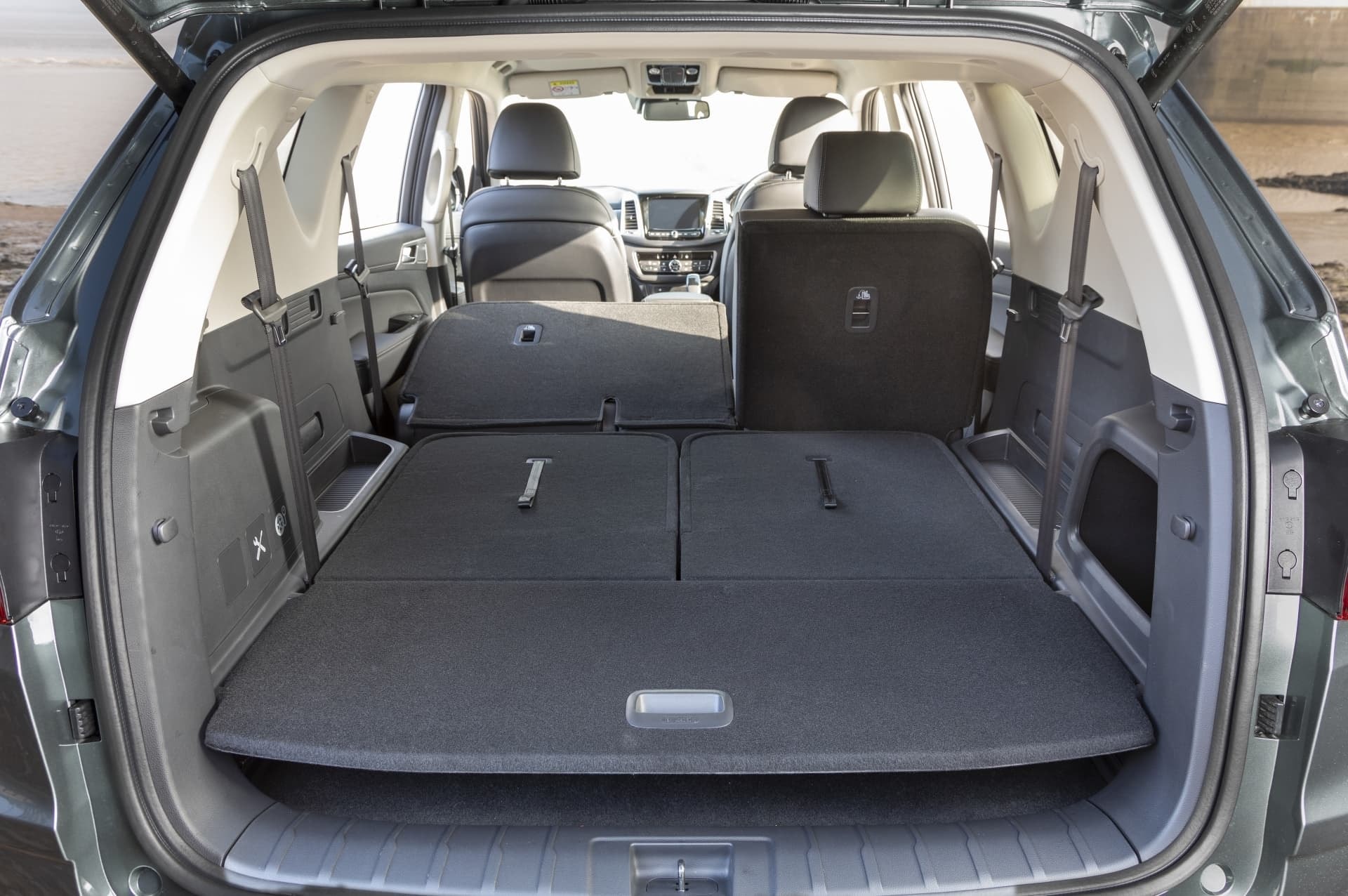 Espacioso maletero con asientos abatidos, ideal para carga.