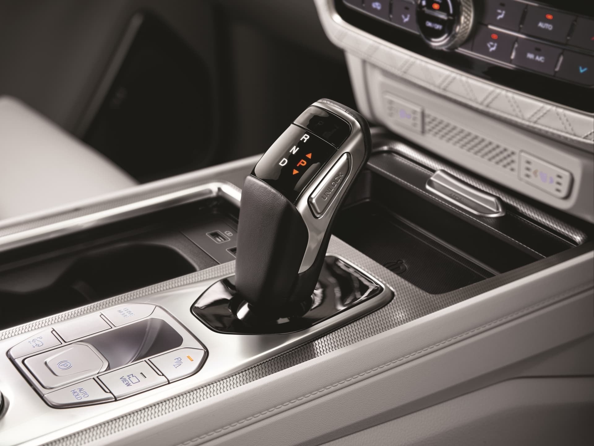 Vista de la palanca de cambios automática y controles adyacentes.