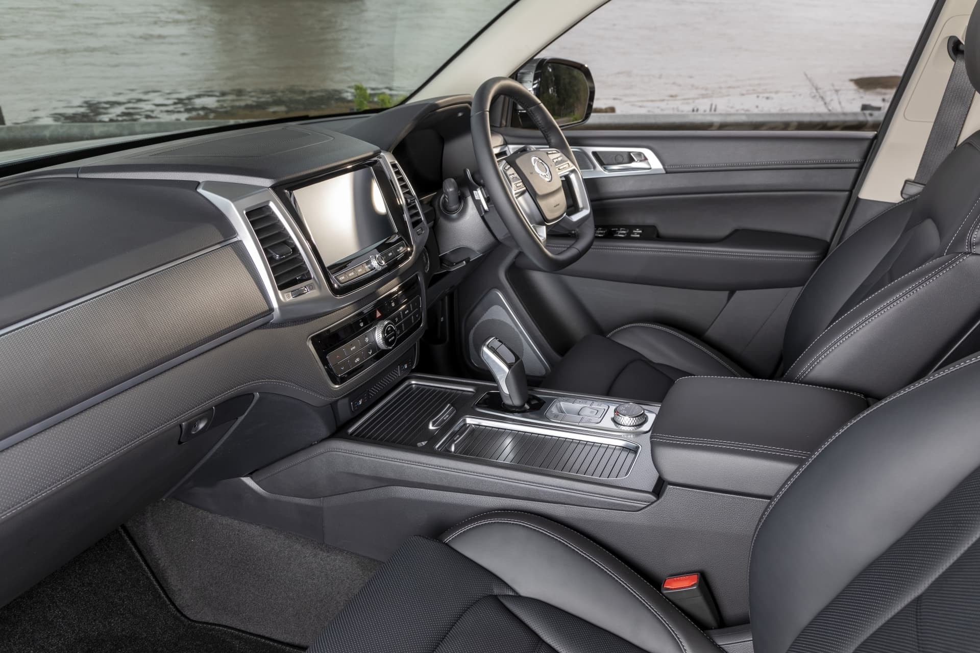 Perspectiva general del puesto de conducción con enfoque en ergonomía.