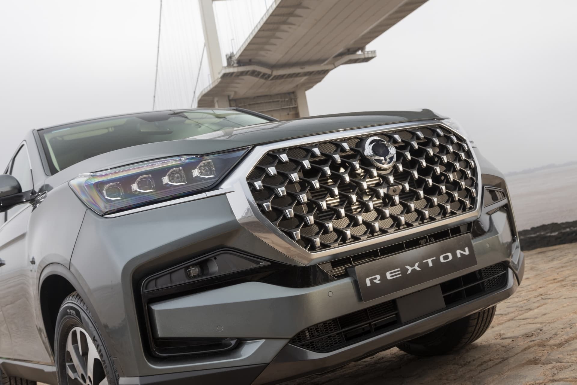 La parrilla imponente del SsangYong Rexton, símbolo de robustez.