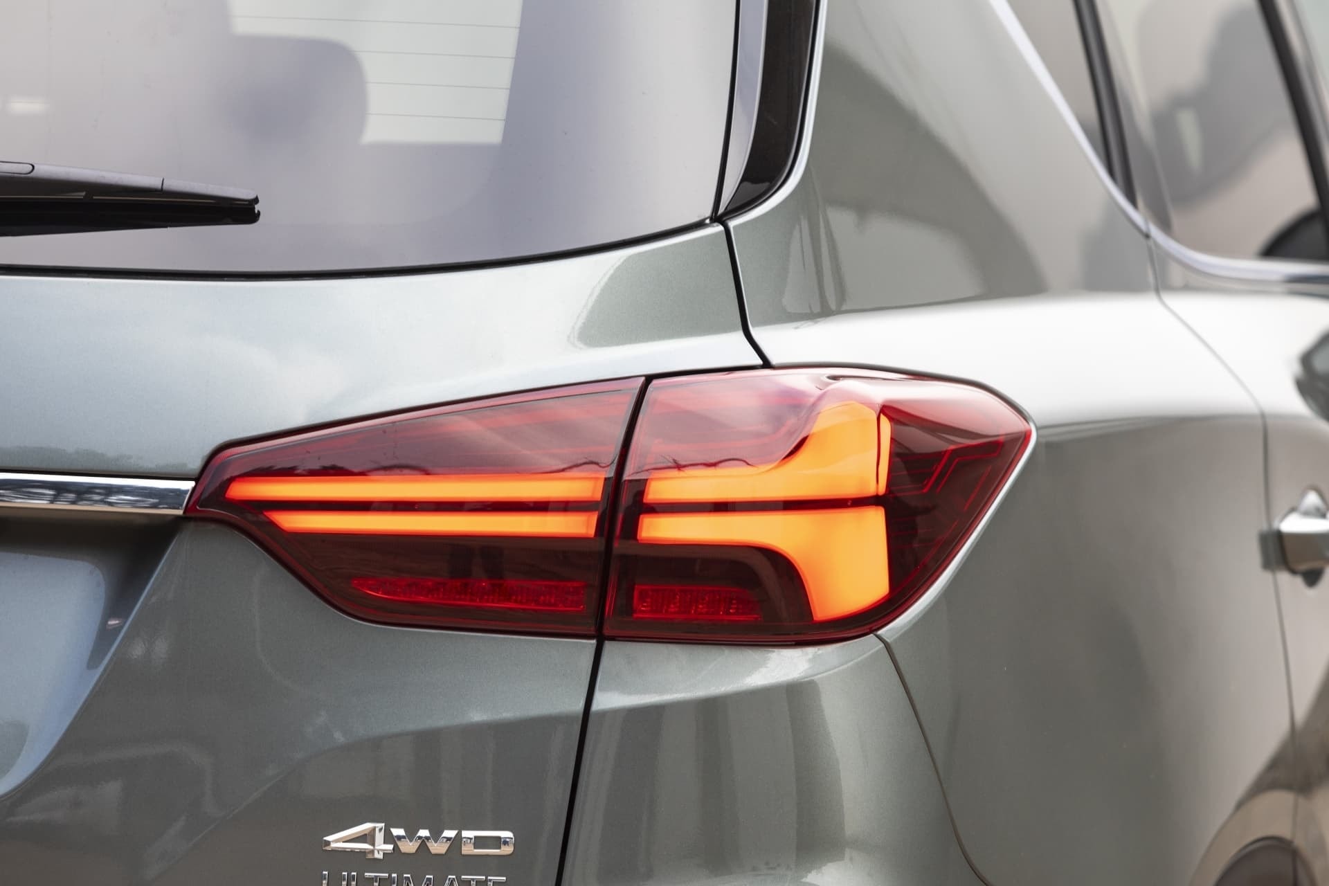 Piloto trasero del SsangYong Rexton, mostrando su diseño distintivo.