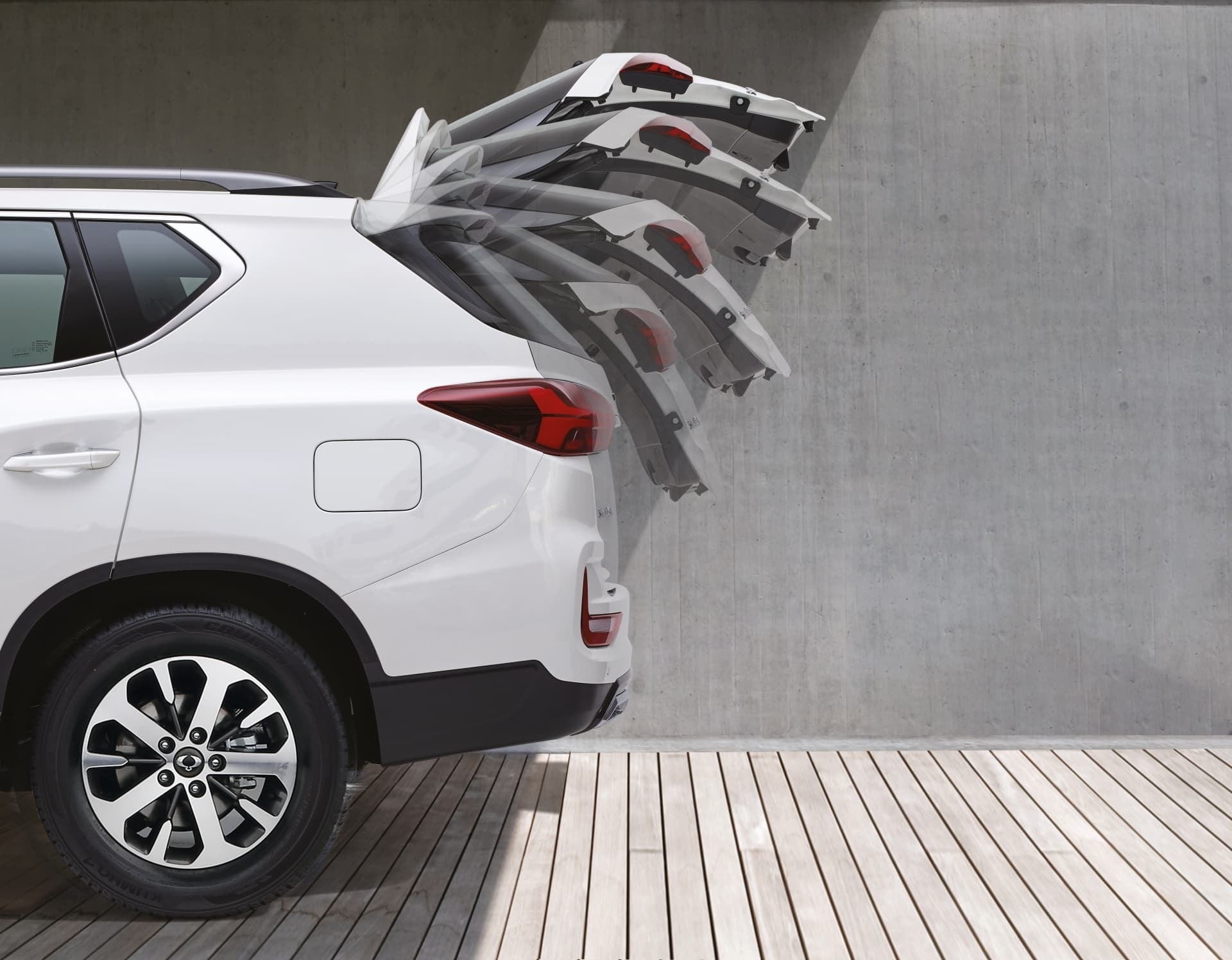 Portón trasero con apertura y cierre automatizado.