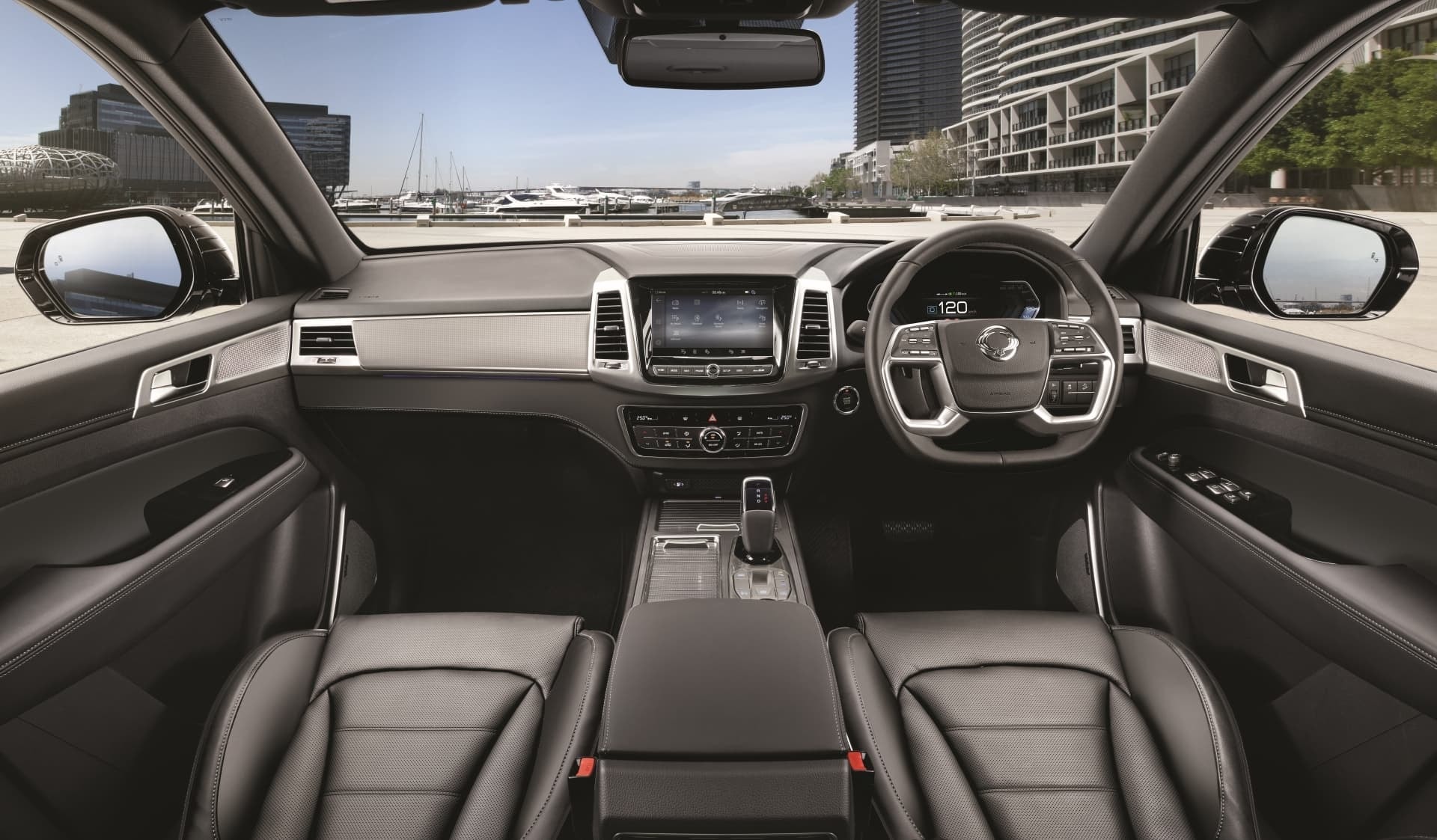 Perspectiva de la posición del conductor en el Rexton, realzando su ergonomía y diseño interior.