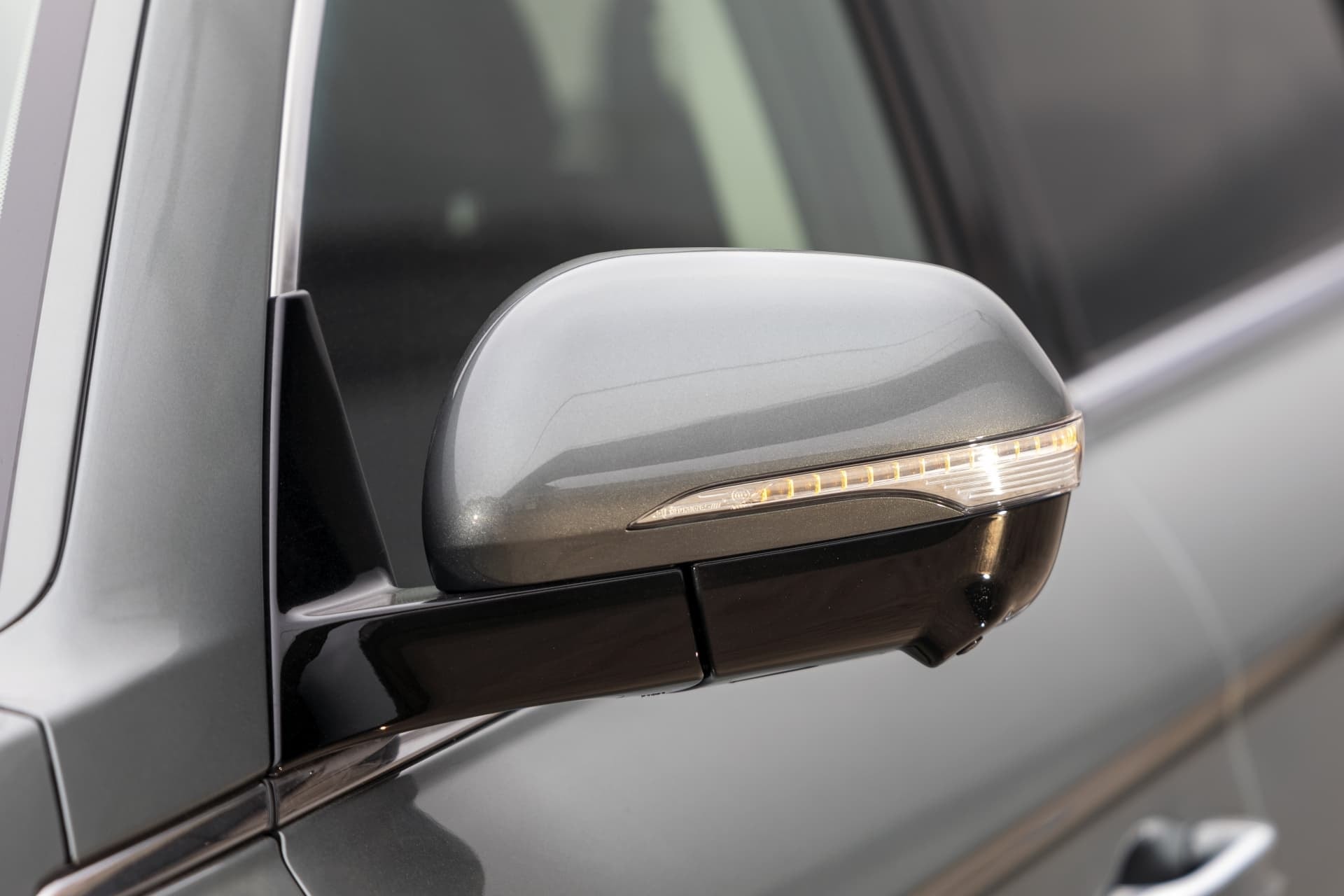 Espejo retrovisor del Rexton con indicadores LED integrados, sofisticación en detalles.