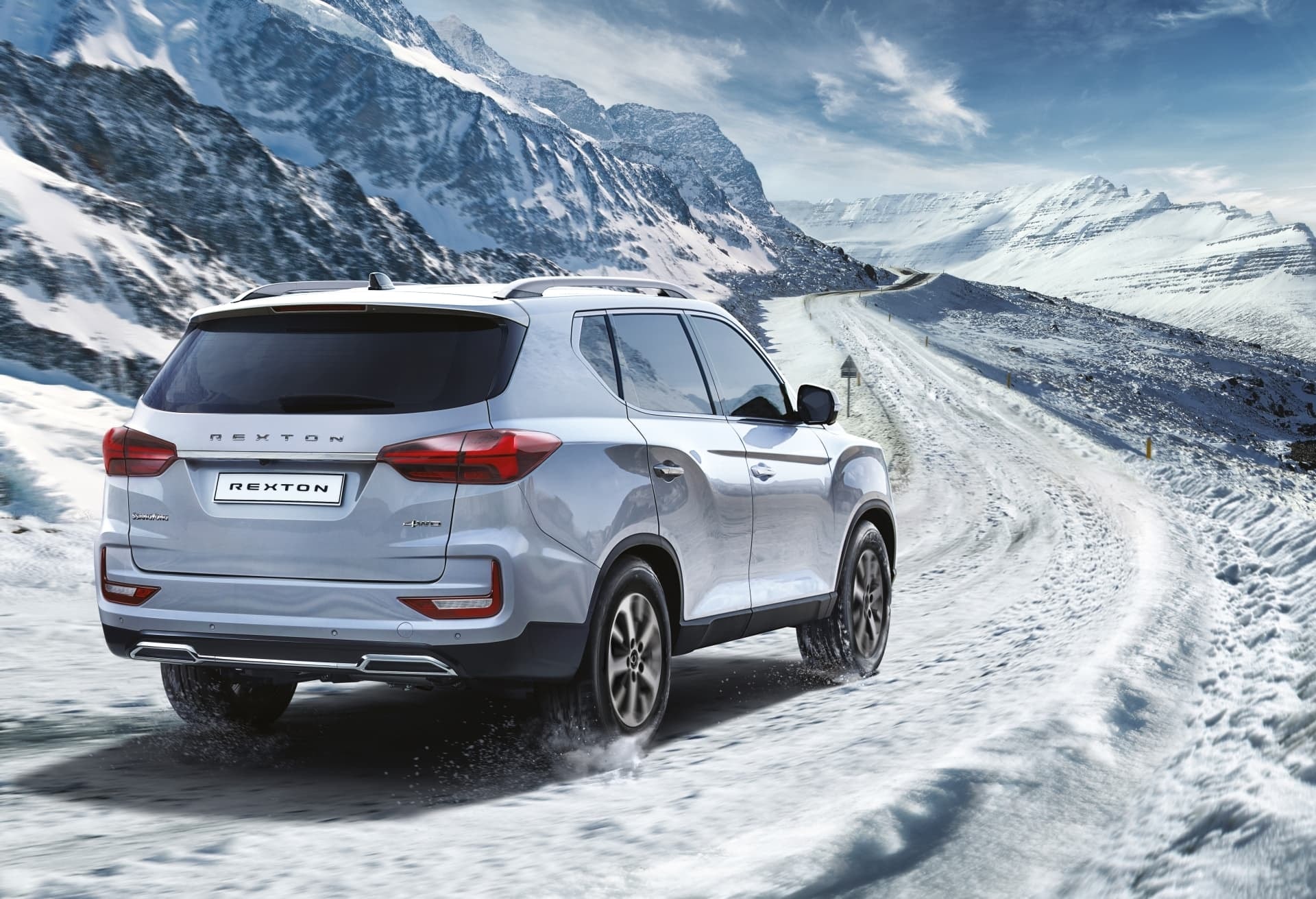 Fotografía trasera del Rexton en un paisaje nevado, subrayando su capacidad todoterreno.