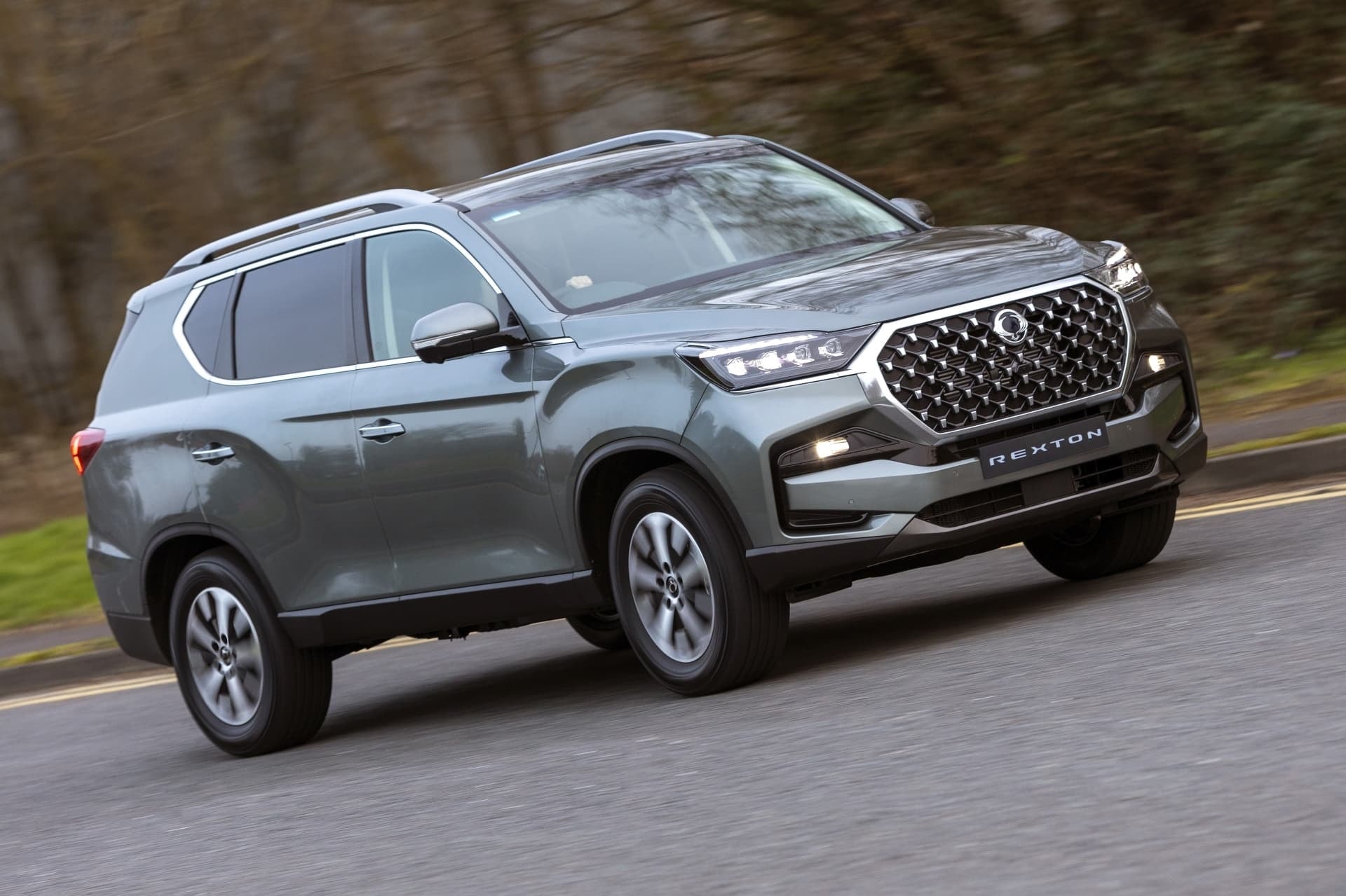 Vista en ángulo del SsangYong Rexton, donde se aprecia la combinación de fuerza y elegancia.