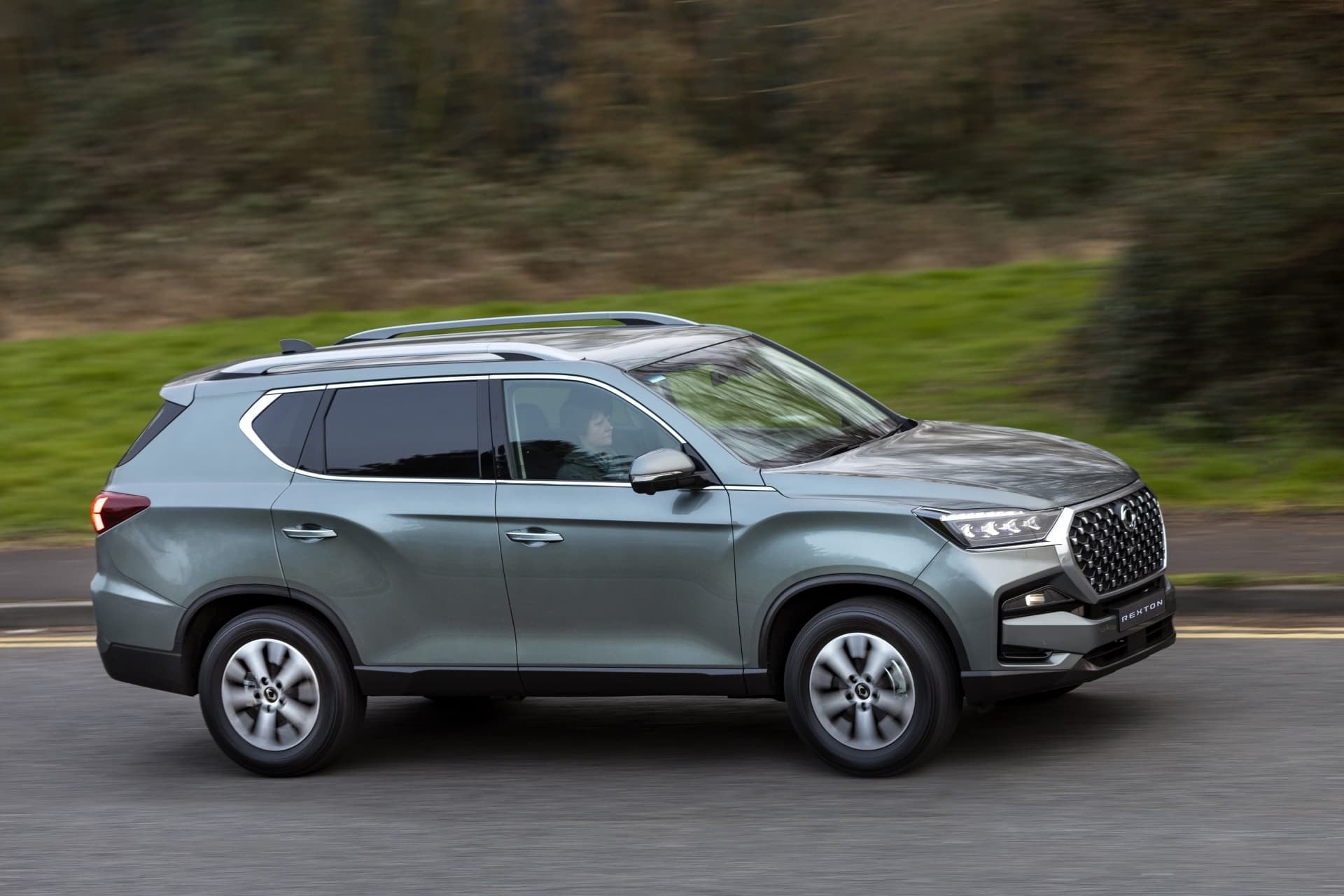 Perfil lateral del SsangYong Rexton en movimiento, subrayando su carácter dinámico.