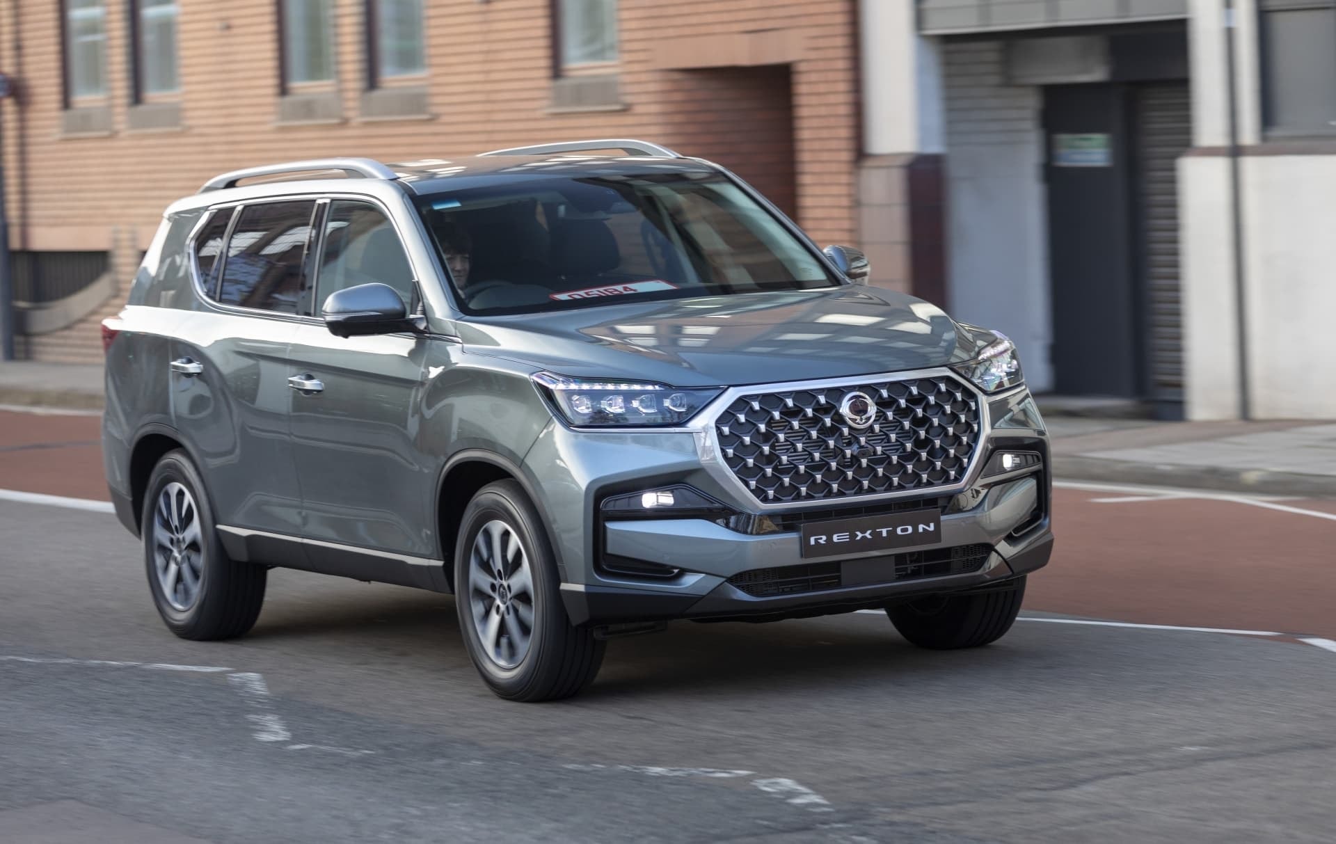 Imagen dinámica del Rexton en un entorno urbano, mostrando su robustez y estilo.