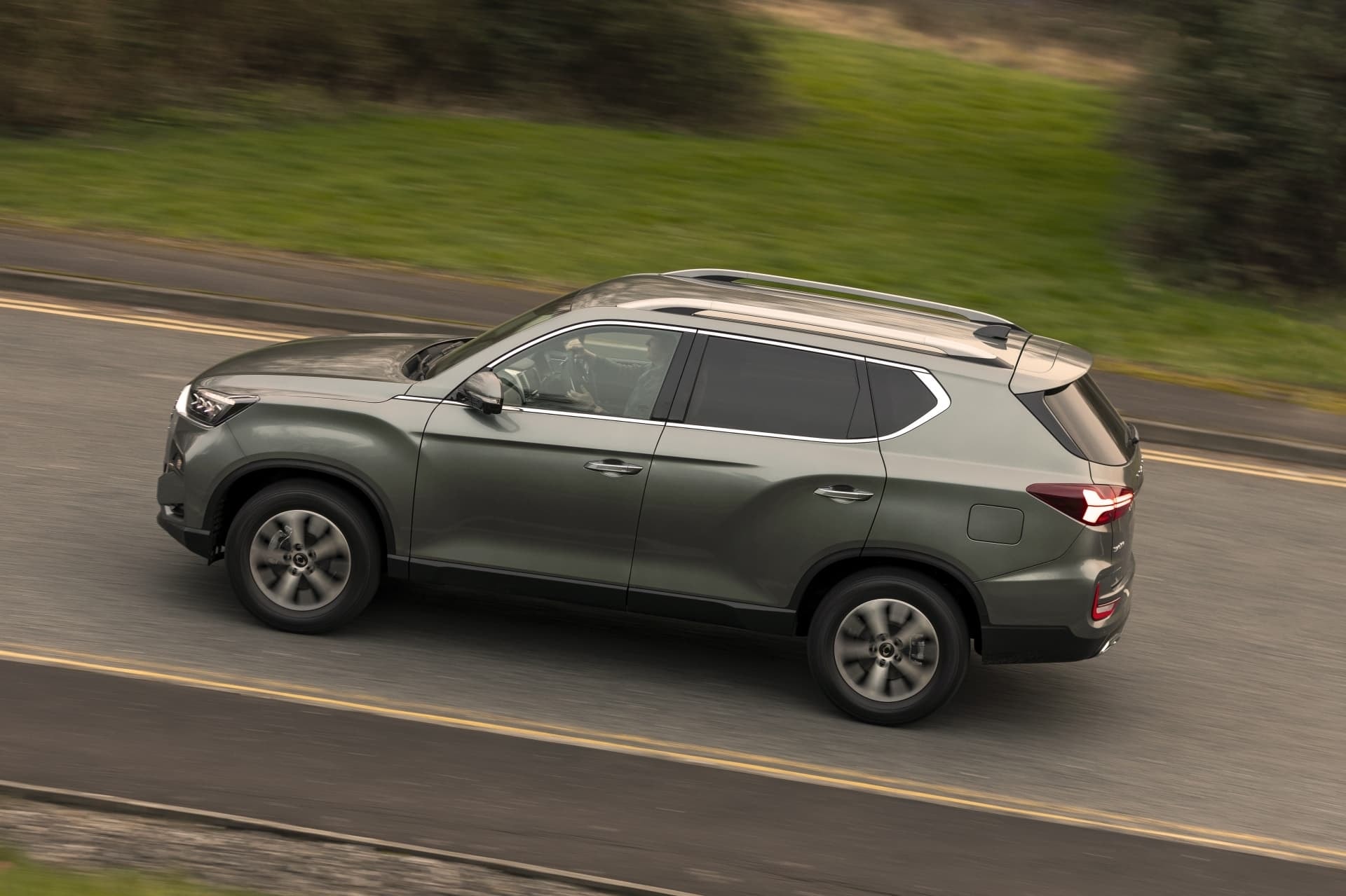 Tomada en acción, esta imagen capta el dinamismo y solidez del SsangYong Rexton.