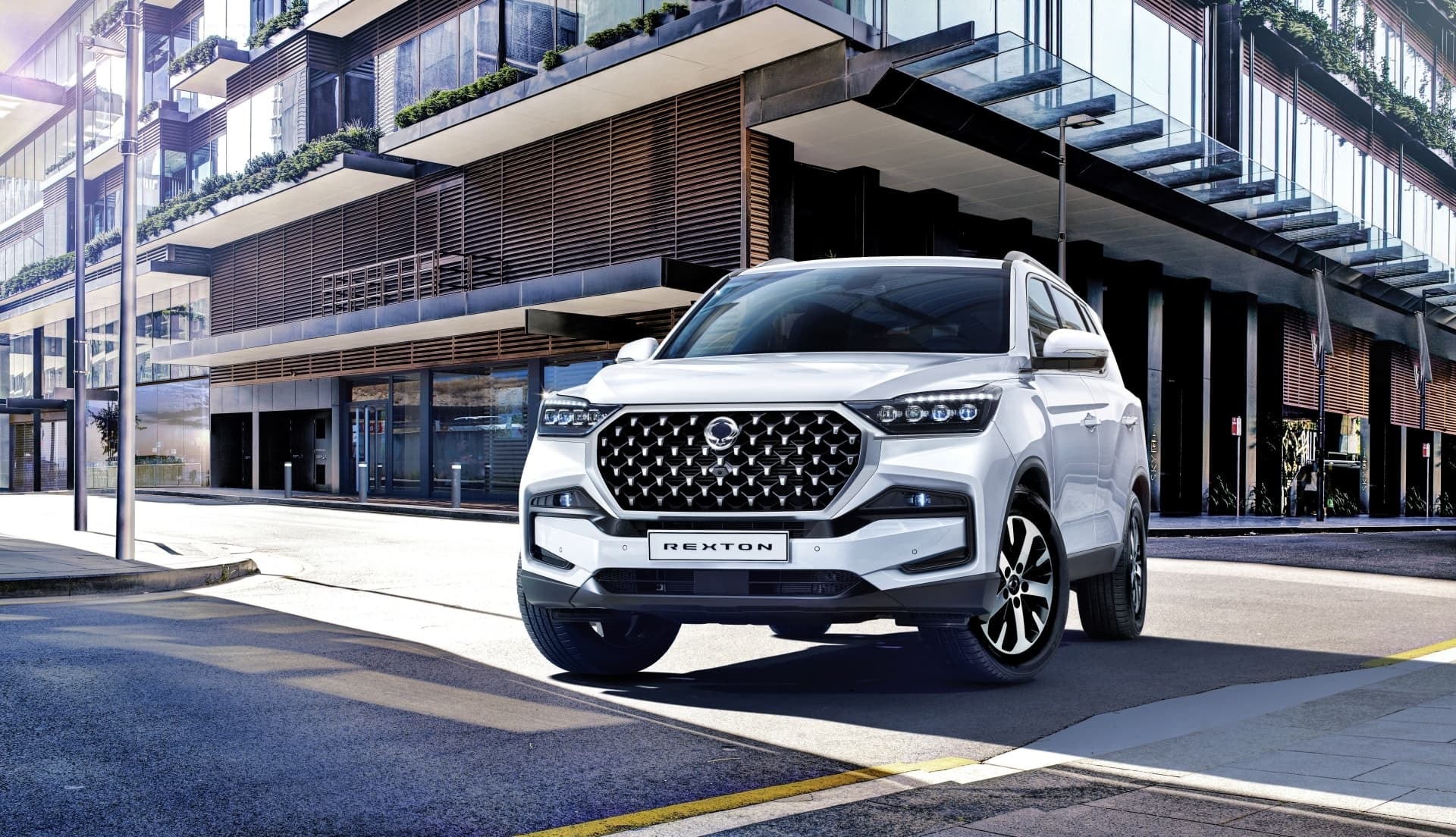 Imagen que captura la modernidad y sofisticación del frontal del SsangYong Rexton.