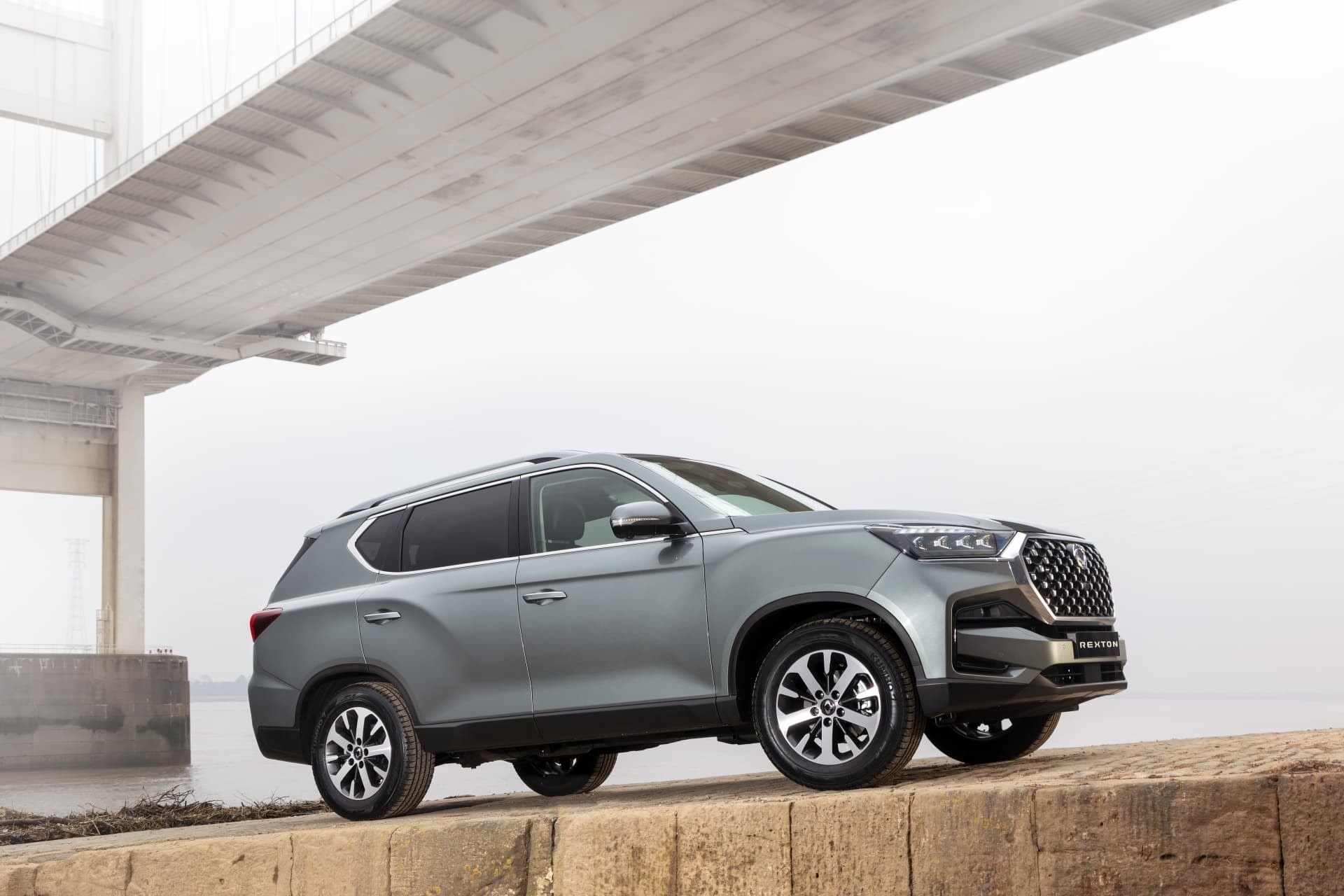 Perfil lateral del SsangYong Rexton en tono gris, destacando su diseño y llantas.