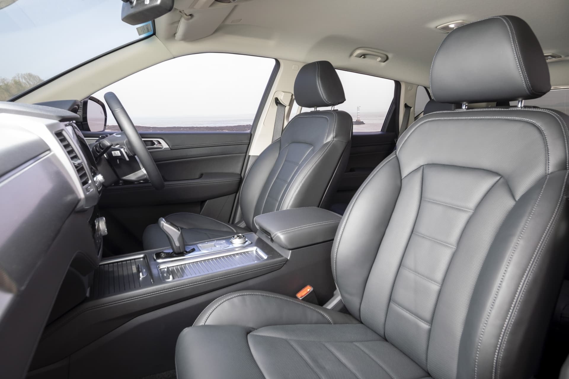 Interior amplio y cómodo del SsangYong Rexton, vista lateral.