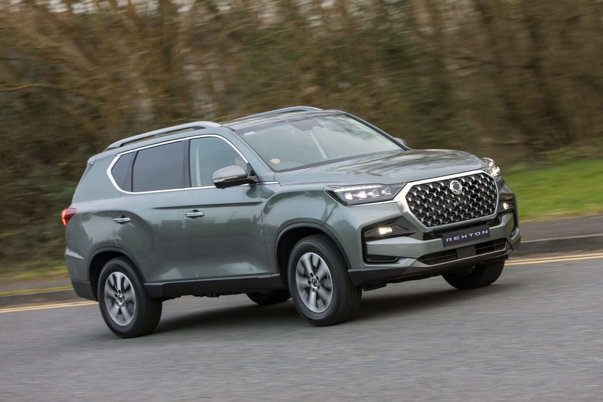 Vista completa lateral del SsangYong Rexton, exhibiendo el perfil y diseño de sus llantas.