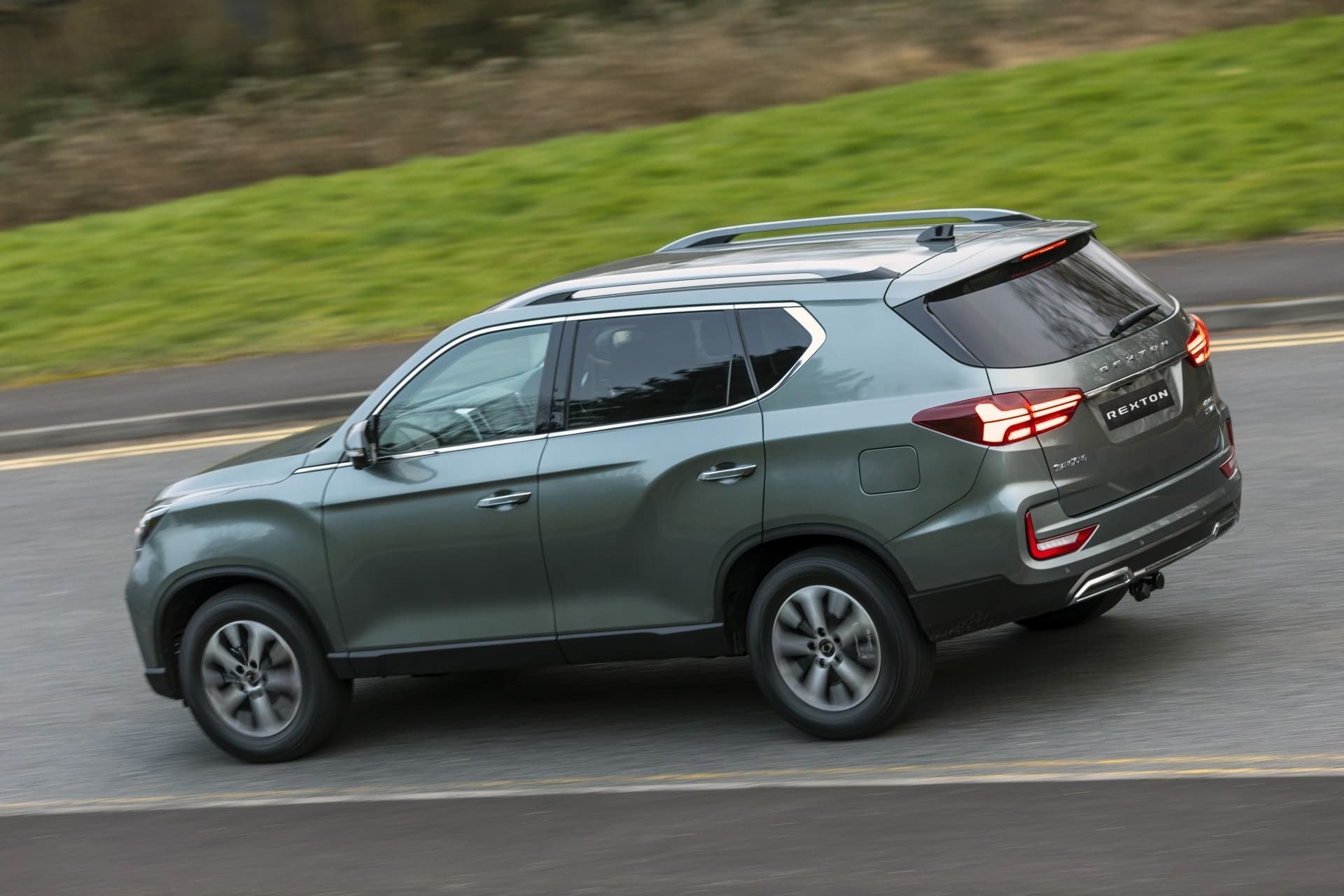 Perspectiva trasera del SsangYong Rexton en marcha, evidenciando su diseño moderno.