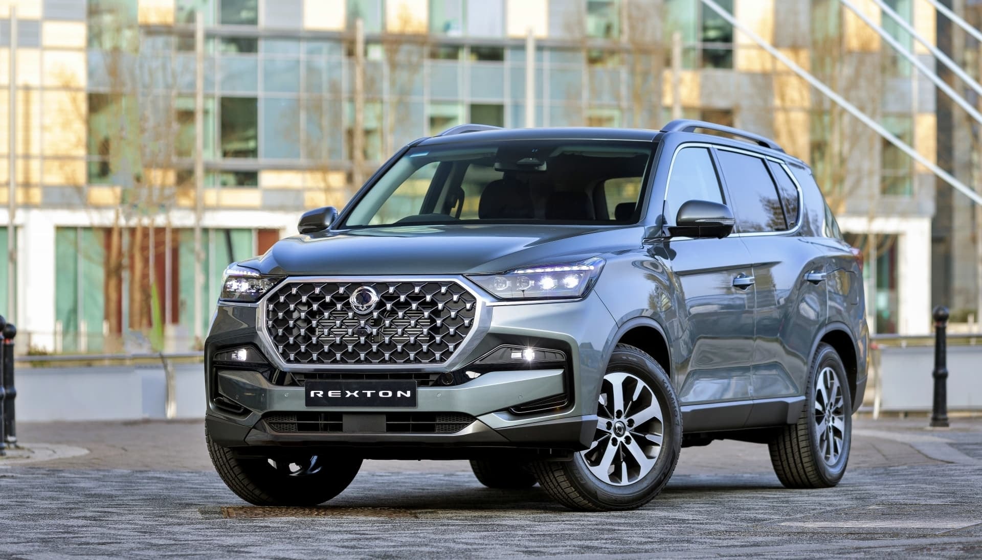 Vista estática del Rexton destacando su parrilla frontal y presencia sobre el asfalto.