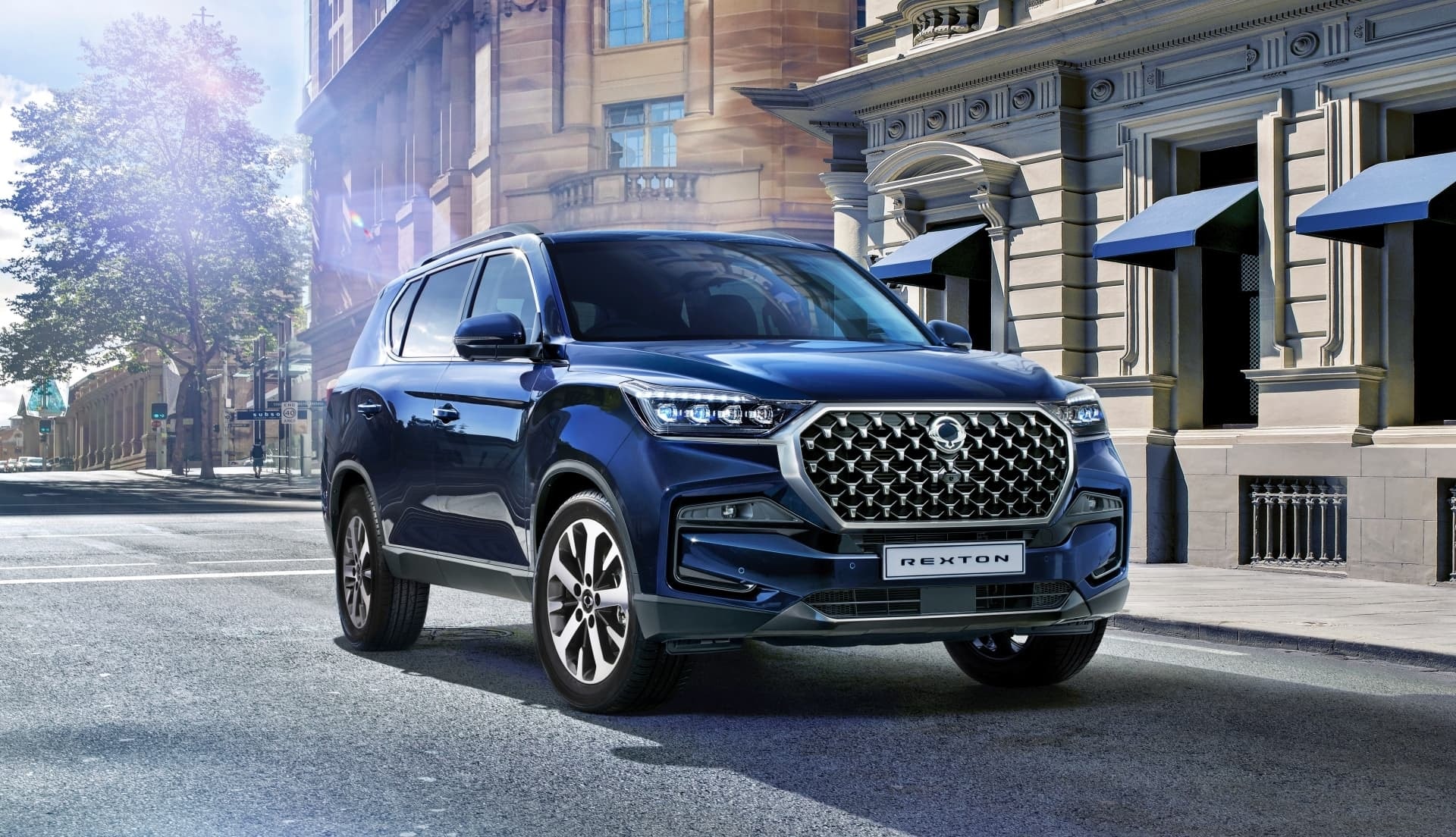 Imagen frontal del SsangYong Rexton en entorno urbano, imponiendo presencia con su parrilla.