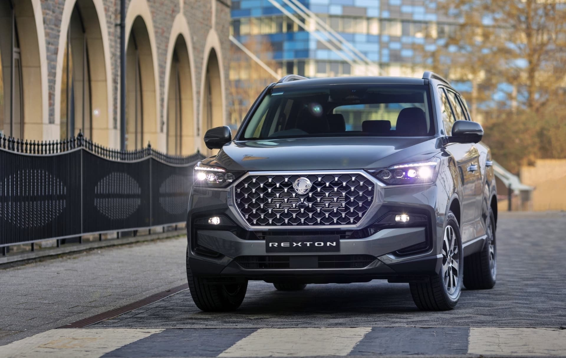 Vista frontal del SsangYong Rexton en ambiente urbano, arrojando presencia y robustez.