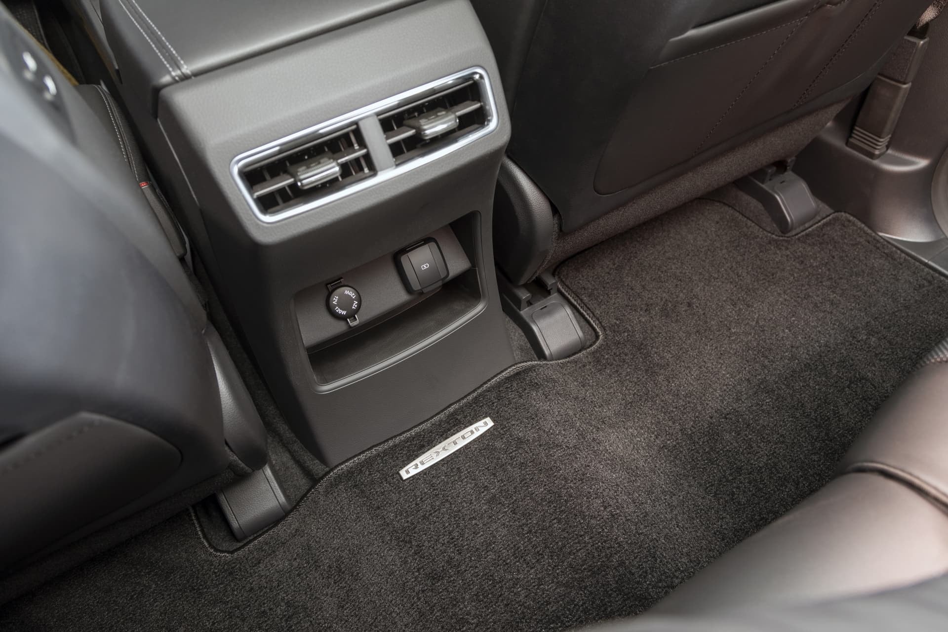 Salidas de aire traseras y conexiones USB, enfocadas en el confort de los pasajeros.