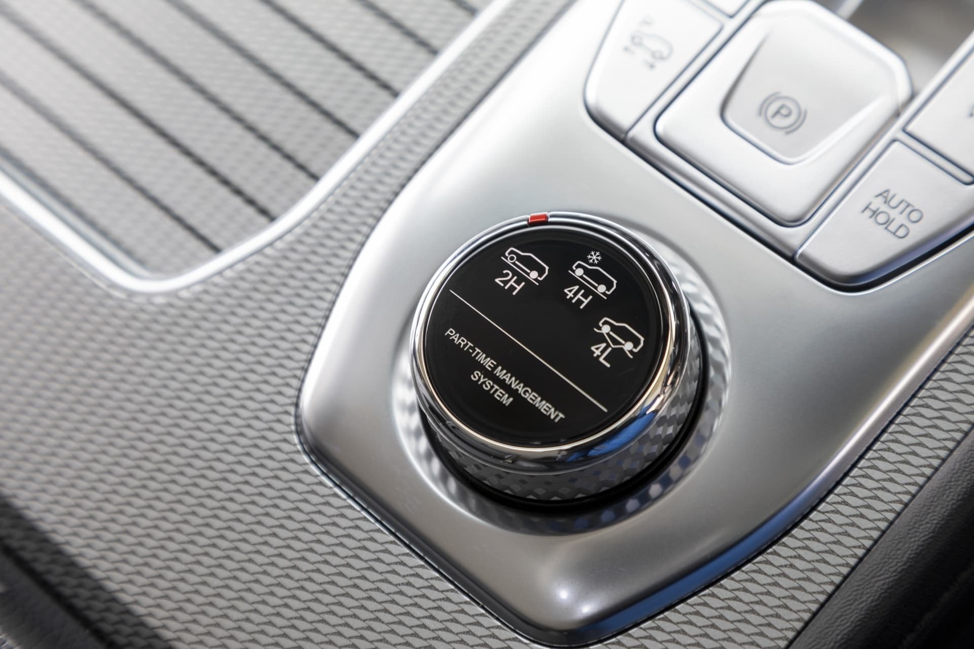 Selector de modos de conducción con acabados metálicos.