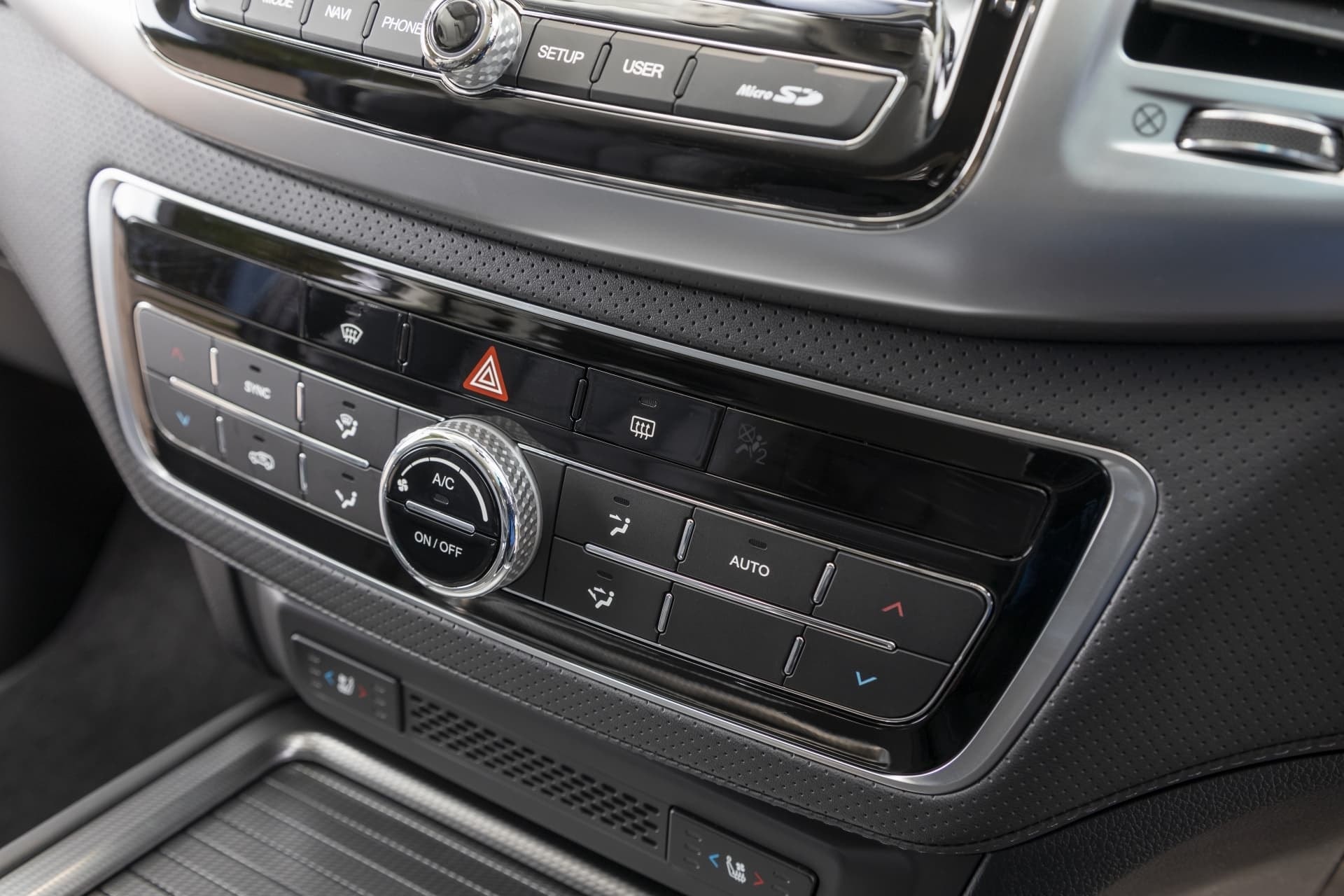 Sistema de climatización con controles táctiles intuitivos.