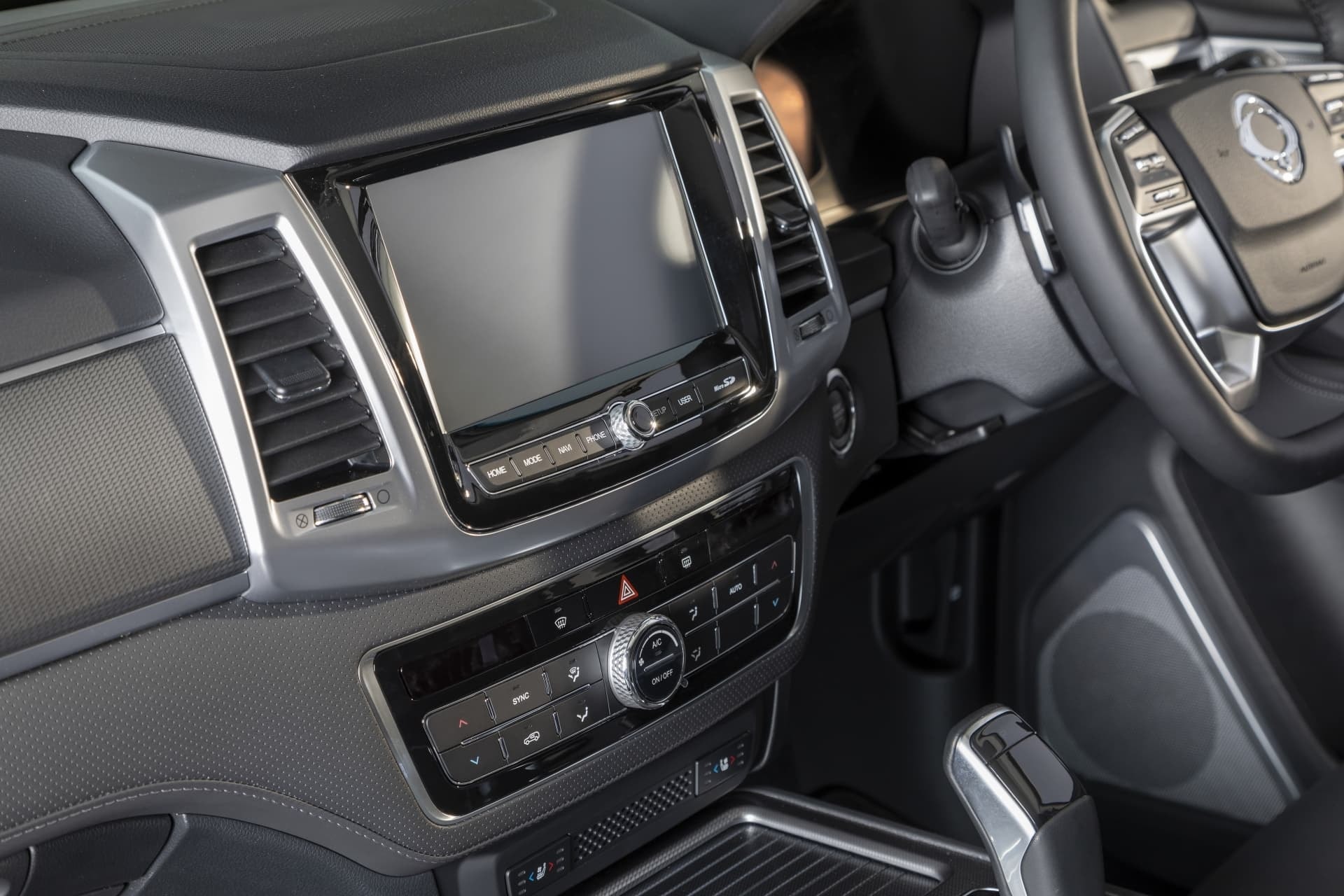 Pantalla central del sistema de infotenimiento con detalles acabados.