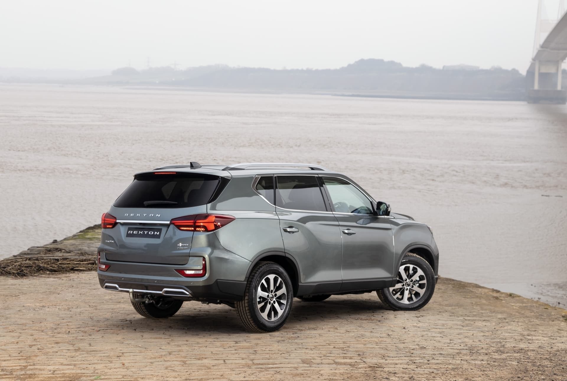 Ángulo trasero del Rexton resaltando su diseño y capacidad.