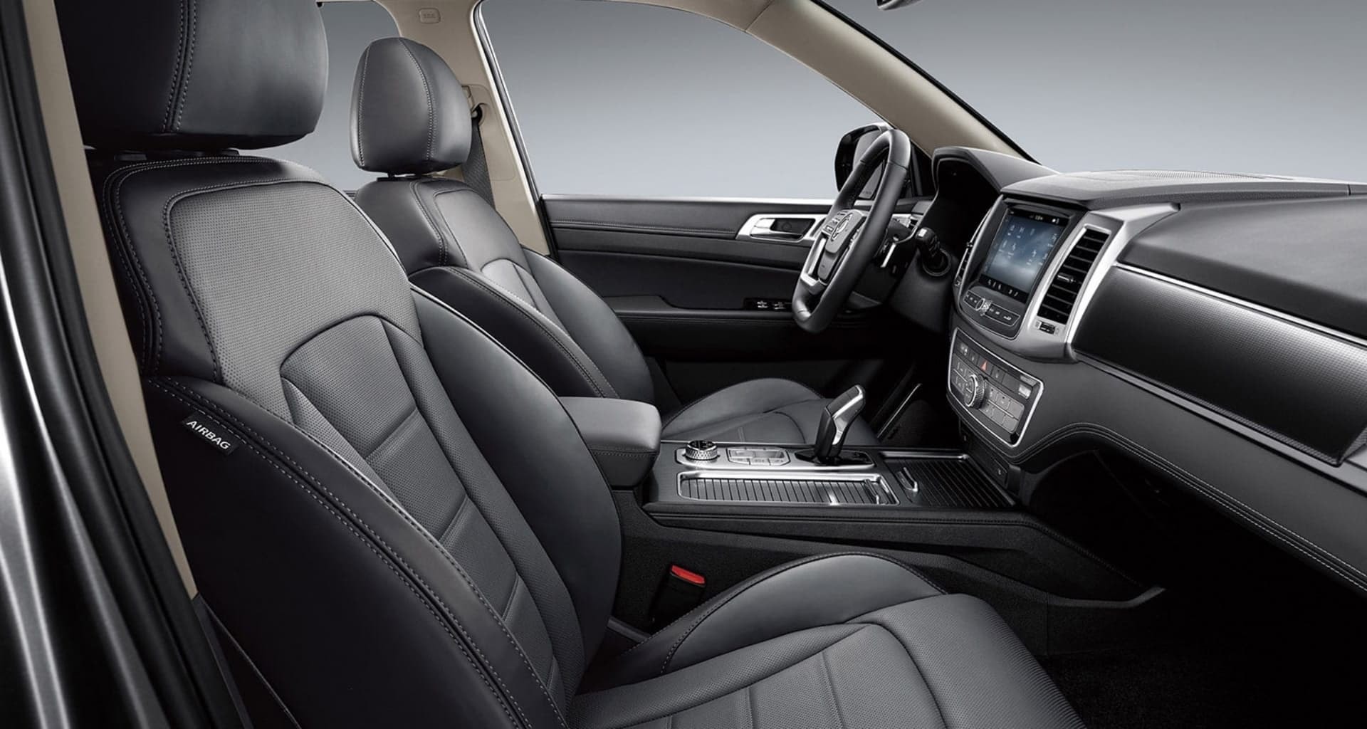 Interior del Rexton con asientos de cuero y consola central.