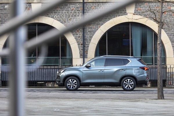Rexton en ambiente urbano, destacando su adaptabilidad al entorno. Rexton en ambiente urbano, destacando su adaptabilidad al entorno.