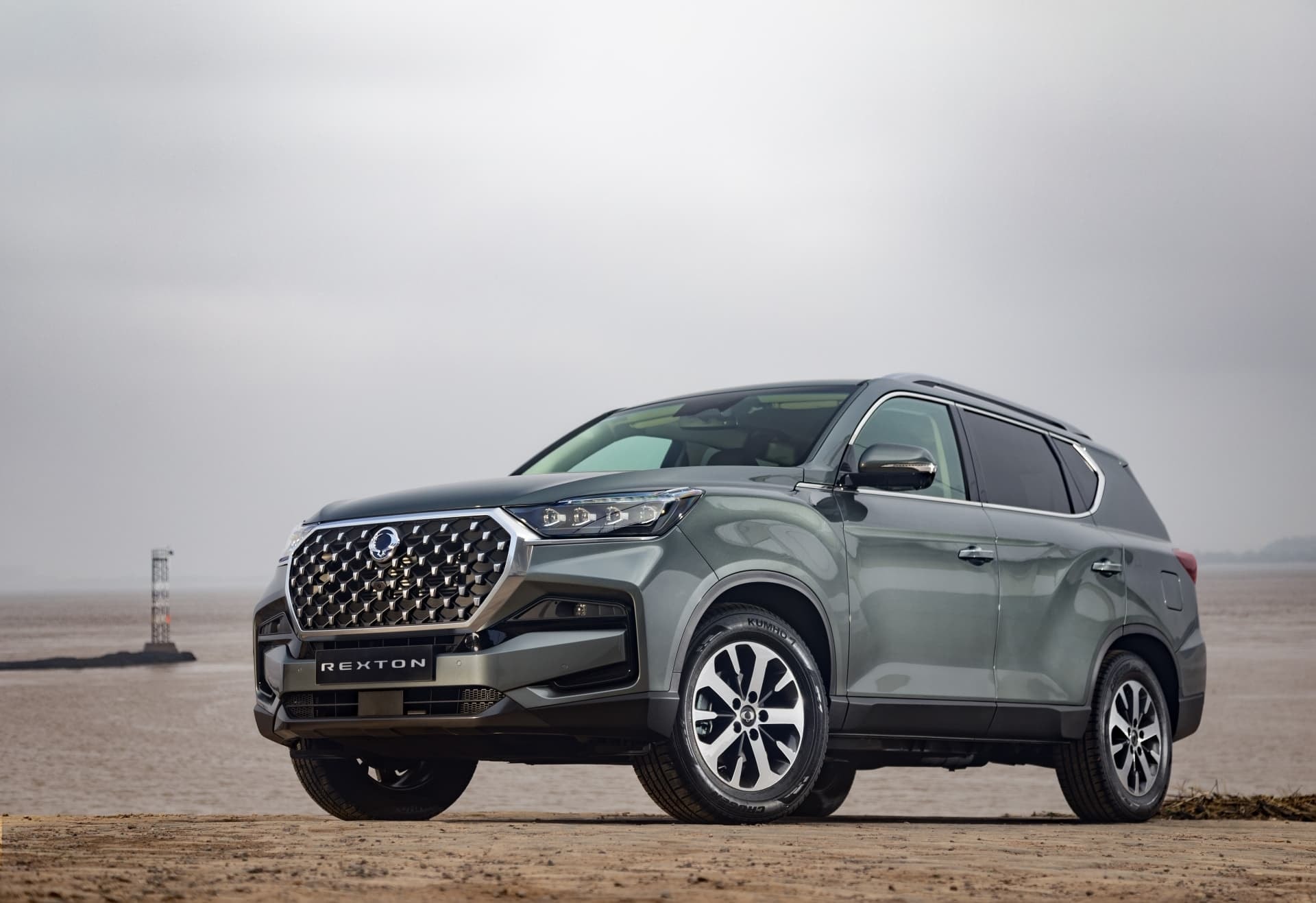 Perfil lateral del Rexton mostrando líneas y diseño de llantas.