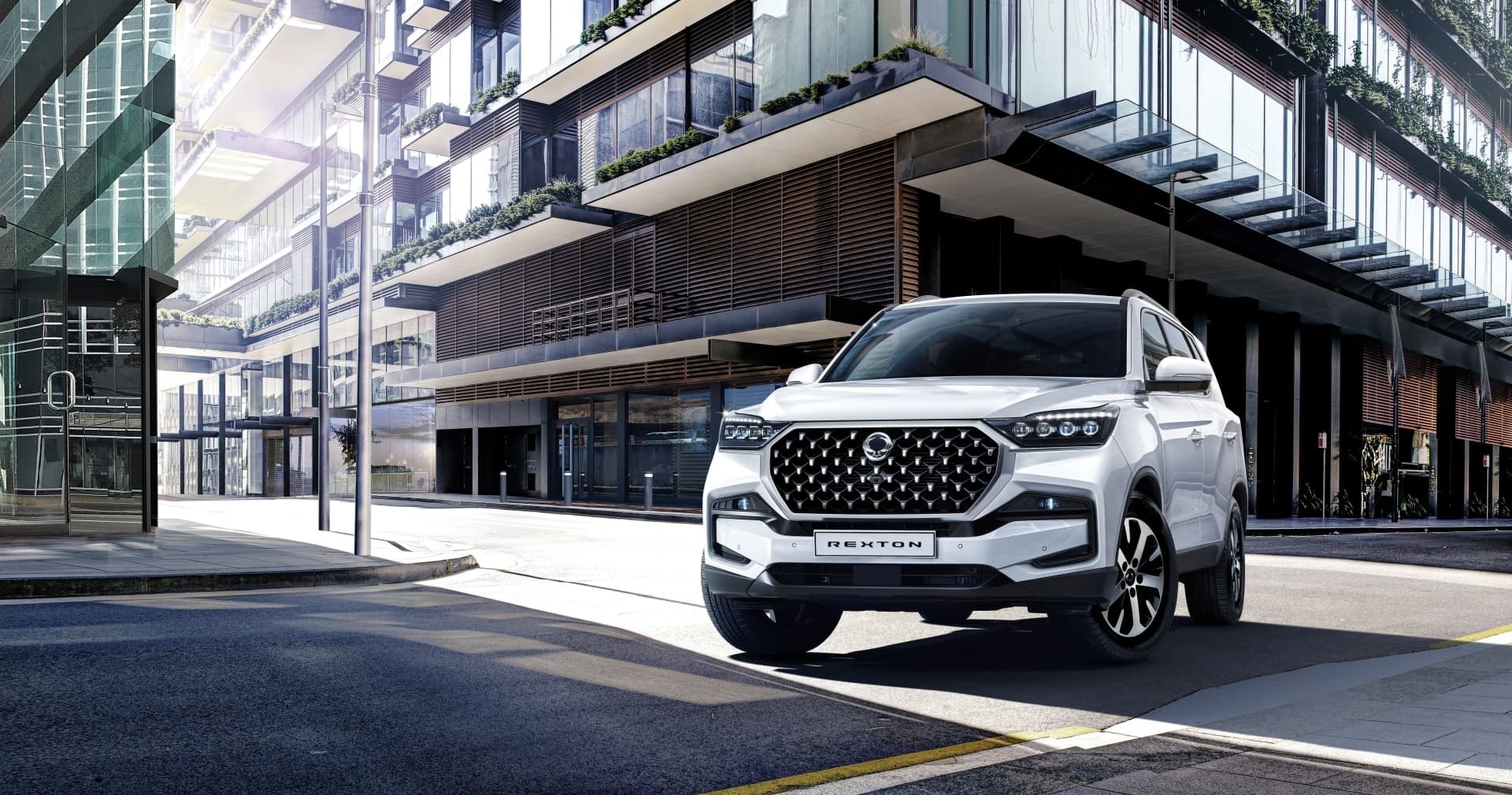 Vista frontal del SsangYong Rexton con diseño renovado.