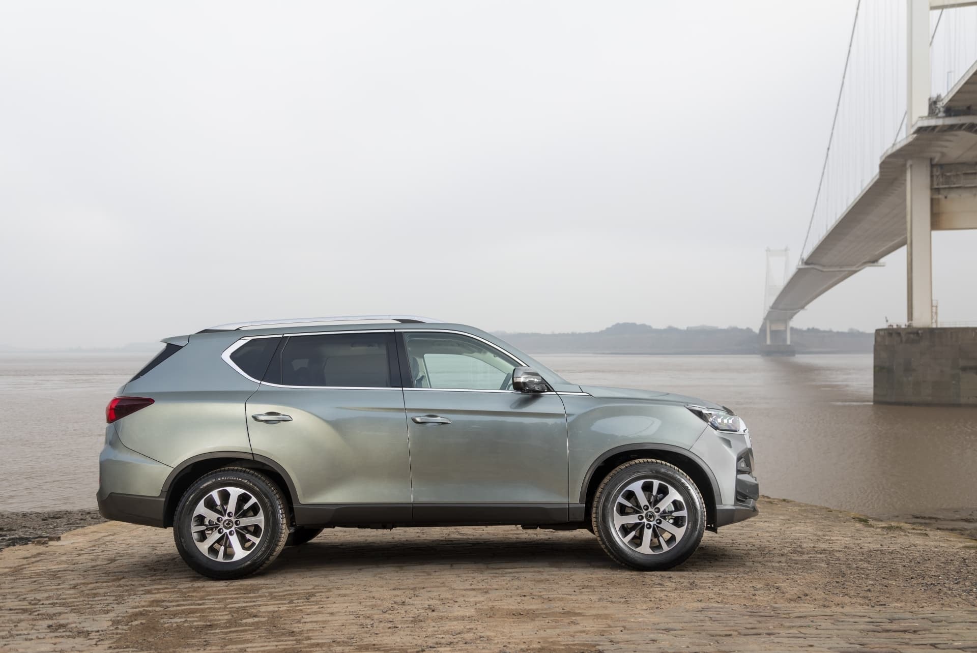 Vista lateral del Rexton bajo un puente, evidenciando su tamaño.