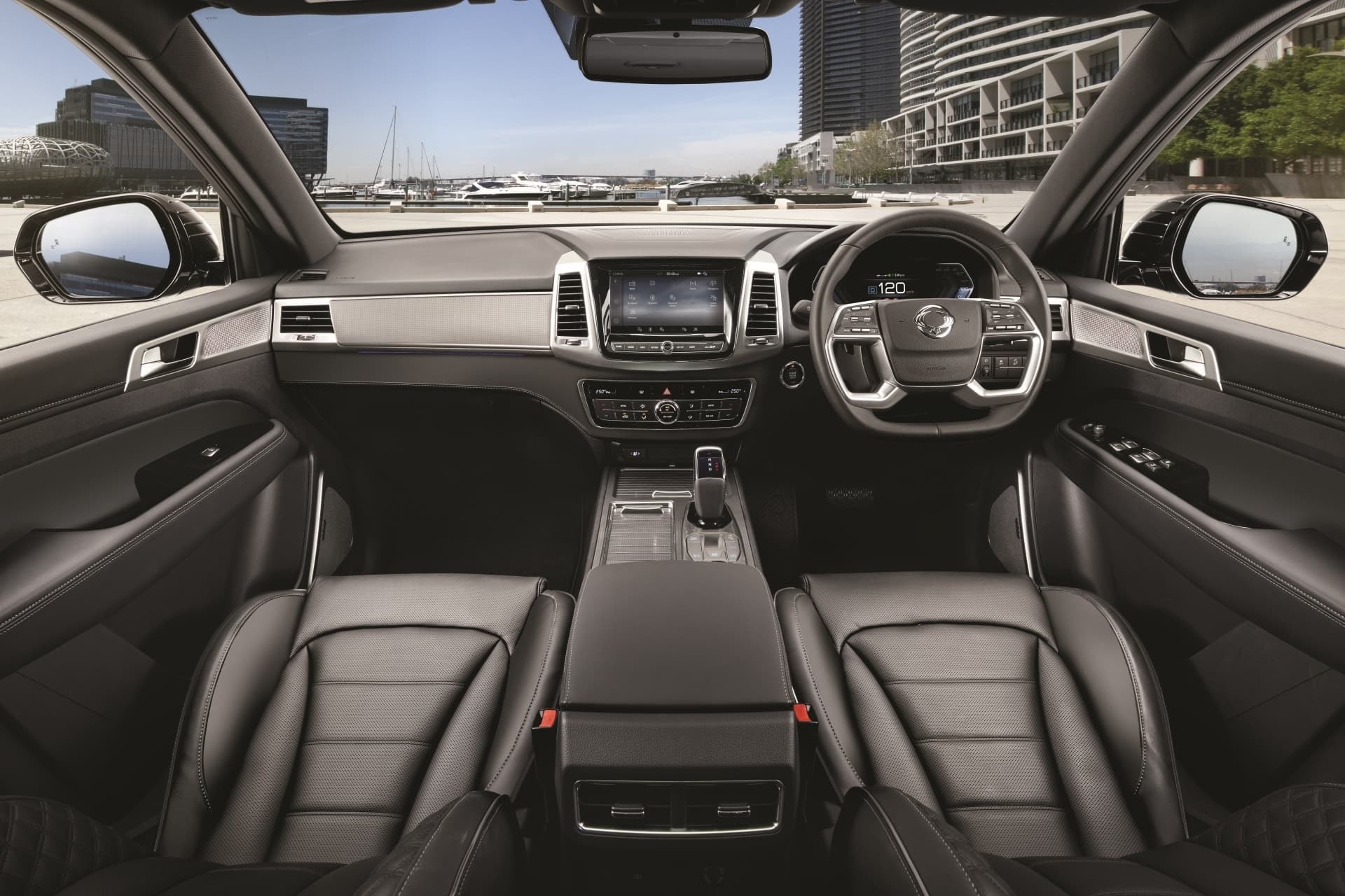 Habitáculo refinado con acabados premium y amplia visibilidad.