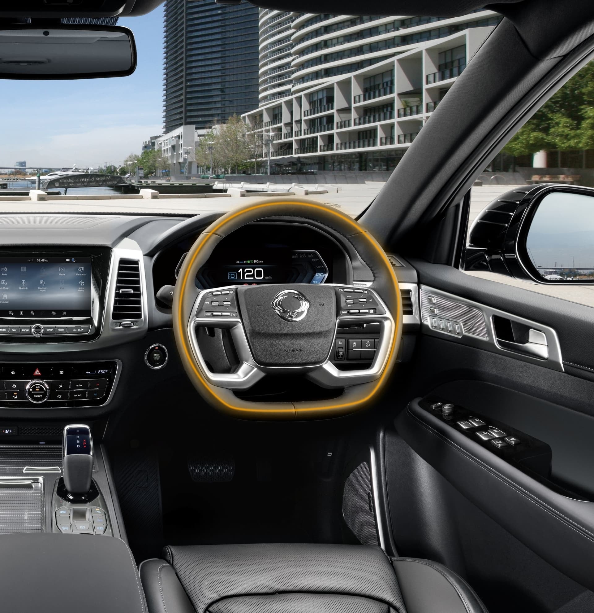 Detalle del volante y panel de instrumentos del SsangYong Rexton, enfocado en la ergonomía.