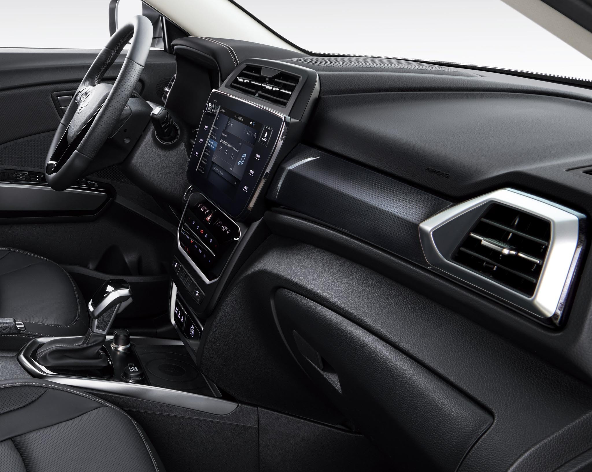 Detalle del diseño interior y la ergonomía del puesto de conducción.