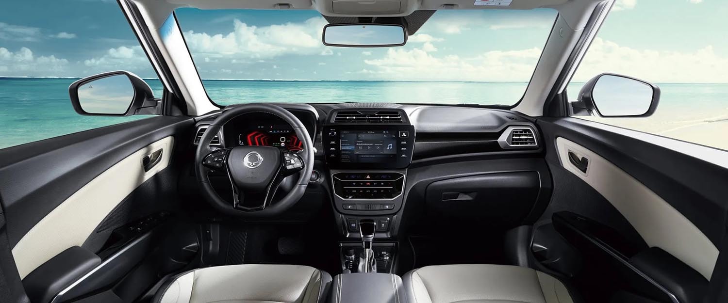 Cabina espaciosa con acabados modernos y cómodos asientos.