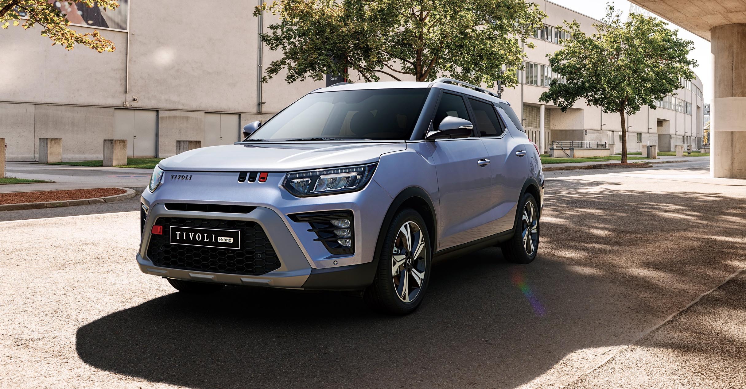 Vista frontal y lateral con la luz del día realzando sus líneas.