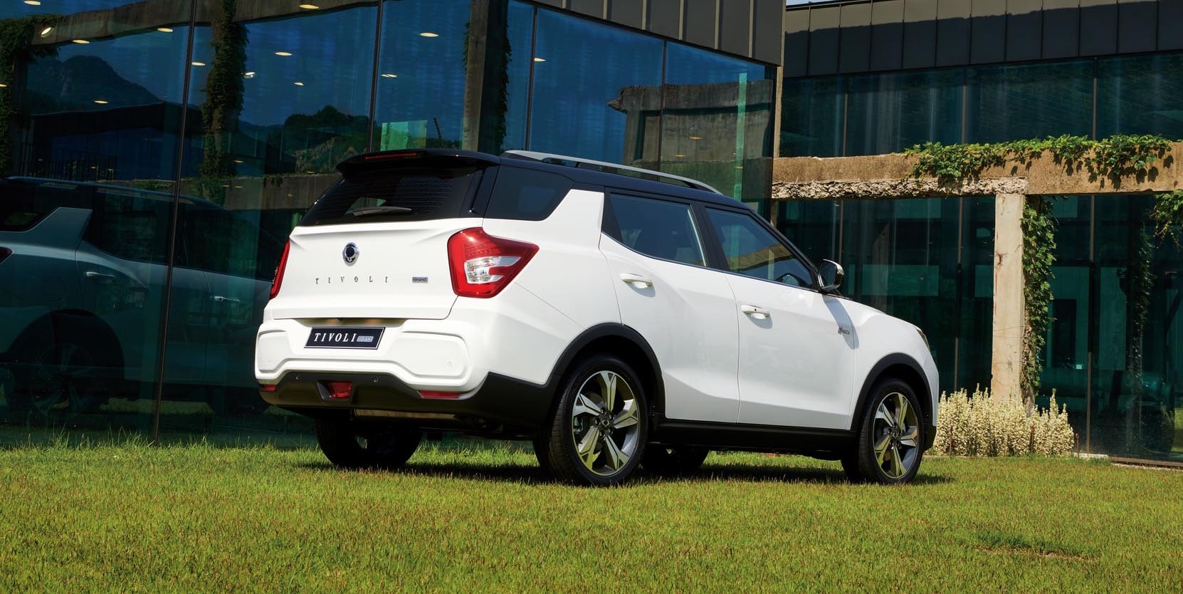 Ángulo que resalta la parte trasera y la silueta del SUV.