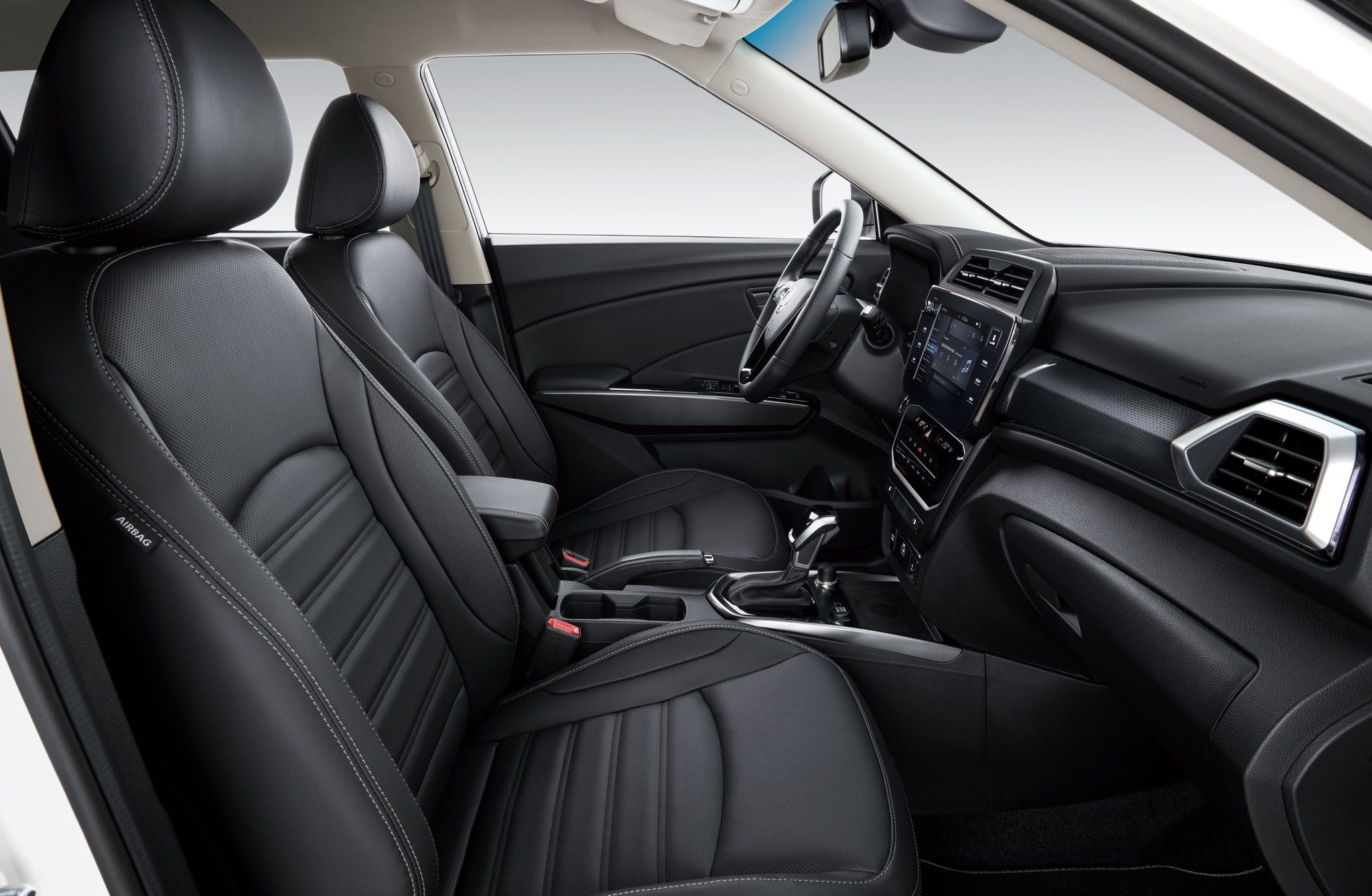 Vista completa del interior con asientos de cuero del SsangYong Tívoli.