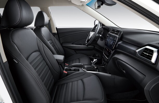 Vista completa del interior con asientos de cuero del SsangYong Tívoli. Vista completa del interior con asientos de cuero del SsangYong Tívoli.